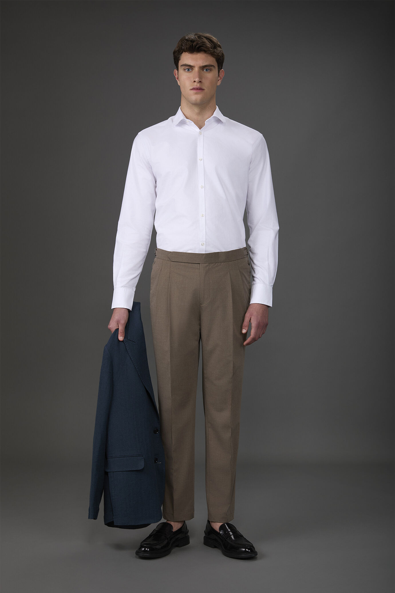 Men's comfort fit casual shirt with a rounded collar in plain 100% cotton Oxford fabric image number 2