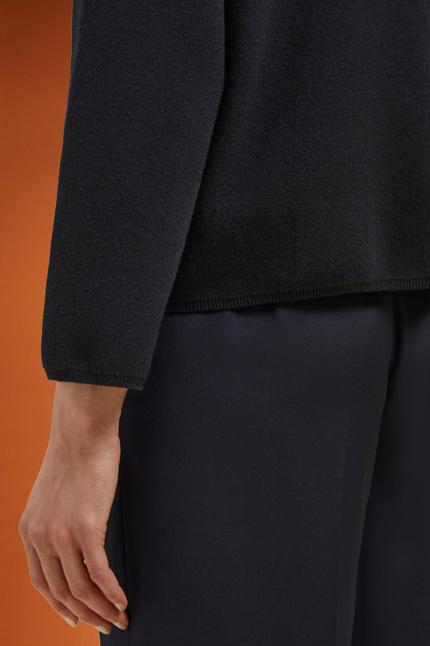 Einfarbiger Damen-Kapuzenpullover aus Neopren mit gesticktem Logo in normaler Passform image number 3