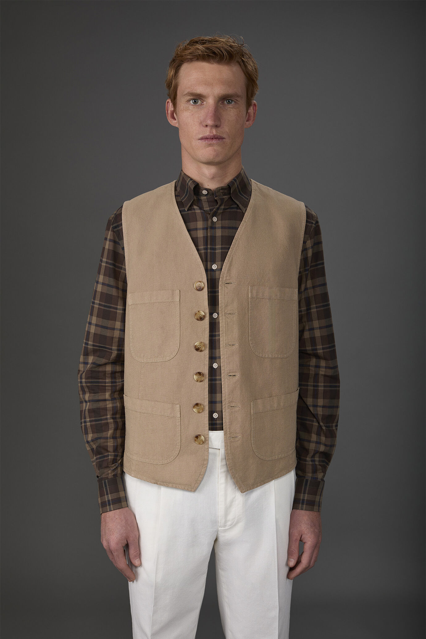 Men's vest with patch pockets and V-neck in linen and cotton blend image number 1