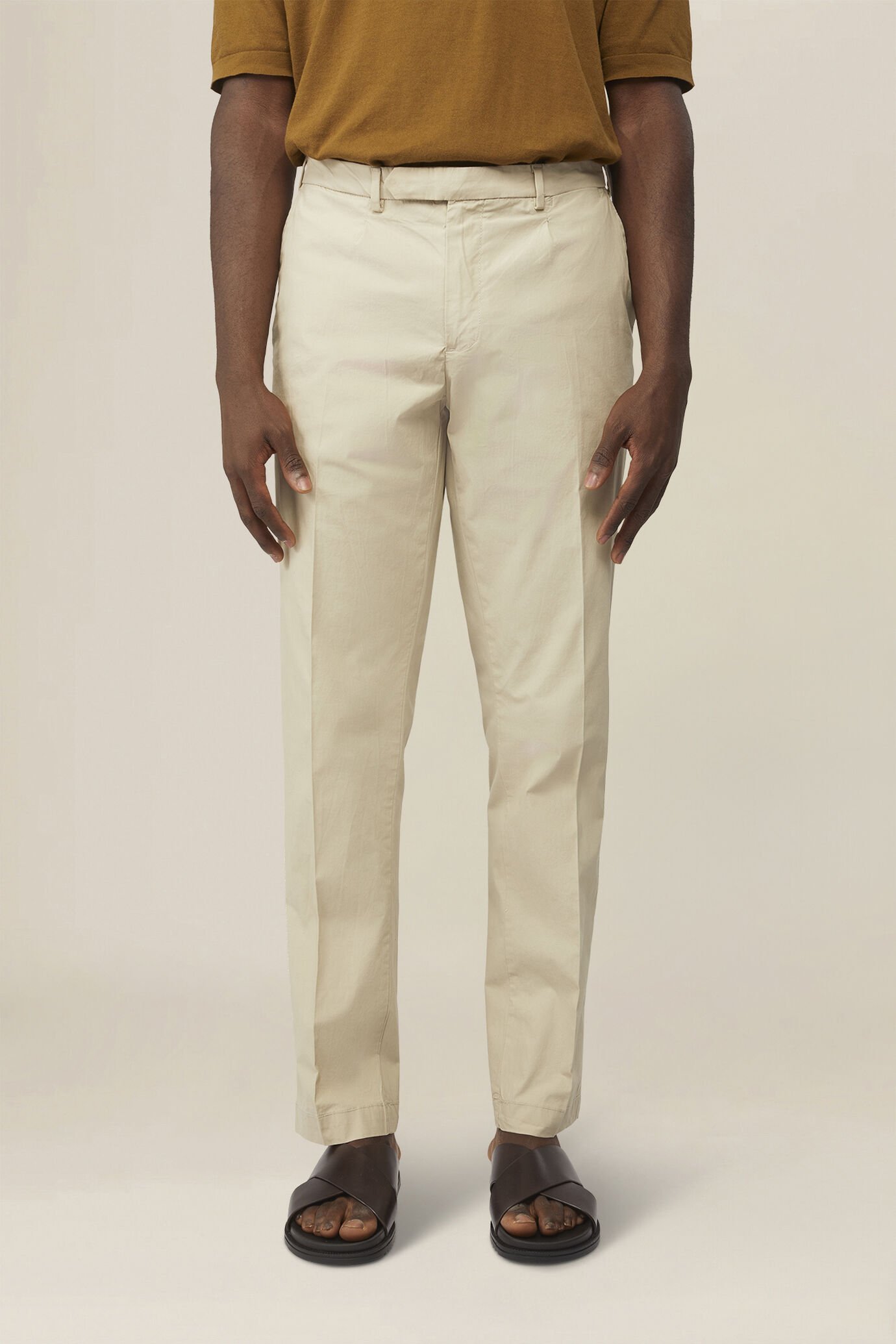 Pantalone uomo in cotone leggero con due piccole pinces e bottone nascosto image number 1