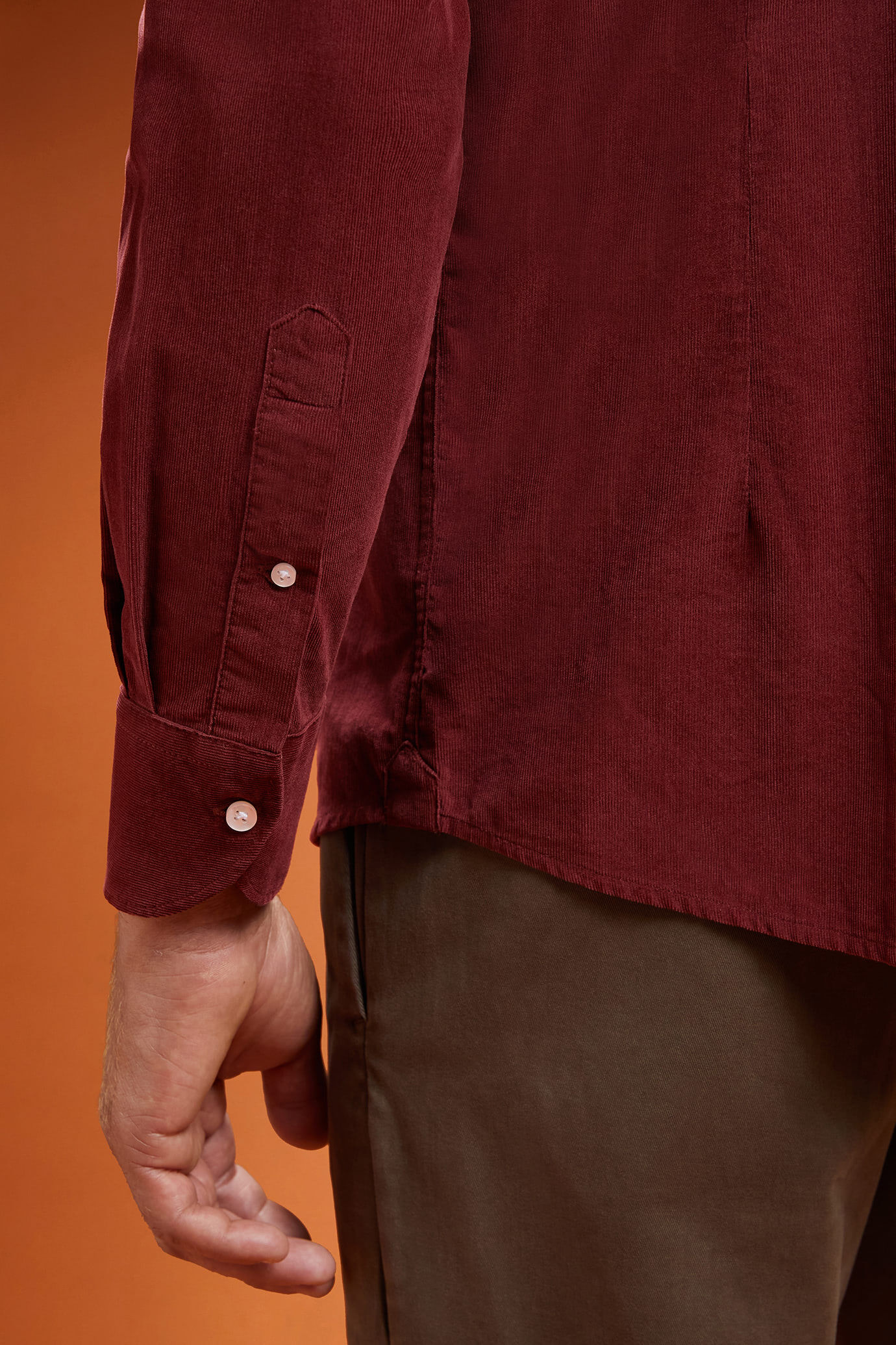 Men's comfort fit casual shirt with a classic collar in plain 100% cotton 21-wale corduroy image number 2