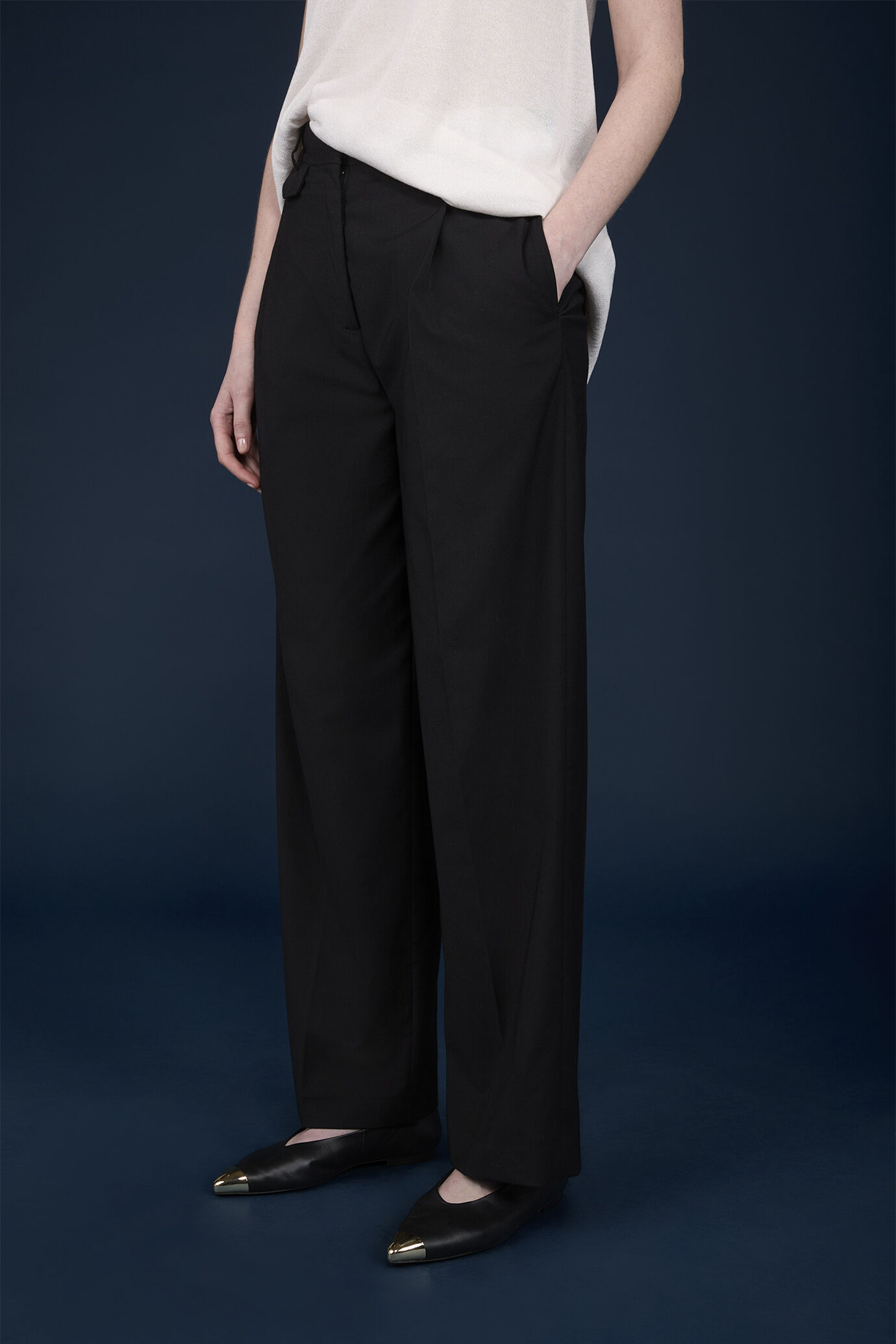 Pantalone donna dal fit morbido con dettaglio del flap sotto cintura image number 2