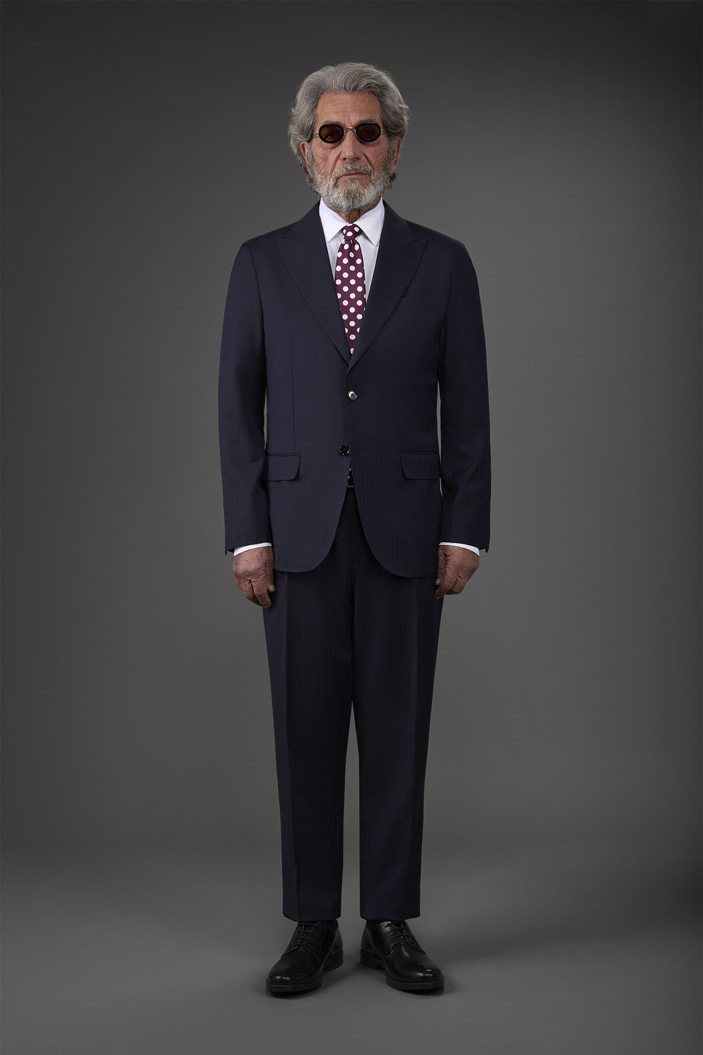 Abito uomo monopetto con pantalone classico ad una pince, in 100% lana con tessitura herringbone
