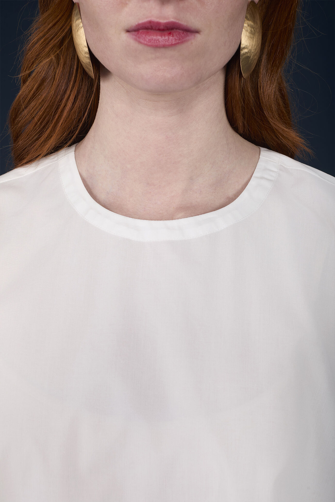 Kurzes, ausgestelltes Damenkleid mit kurzen Ärmeln und Seitentaschen image number 2