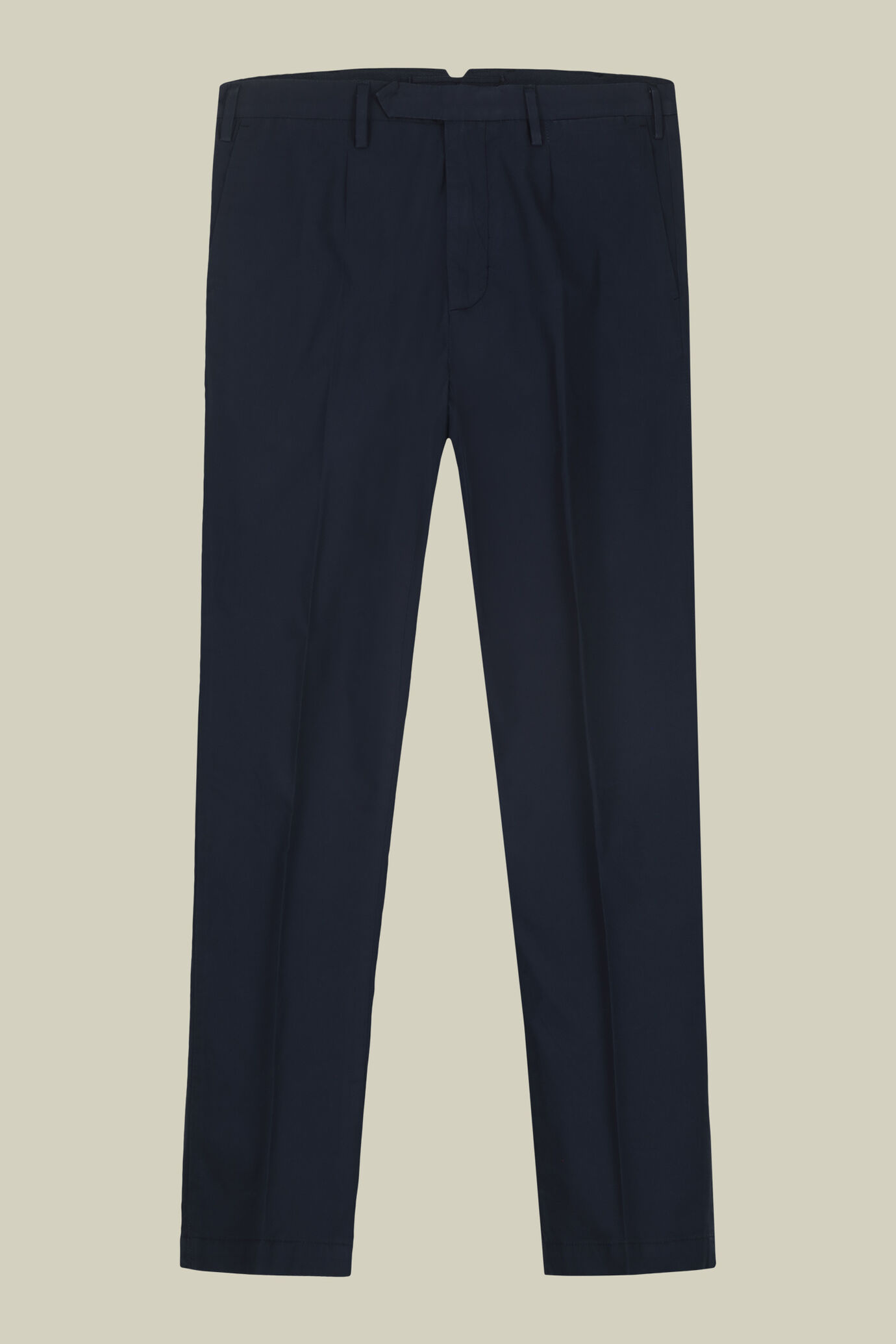 Pantalone uomo in cotone leggero con due piccole pinces e bottone nascosto