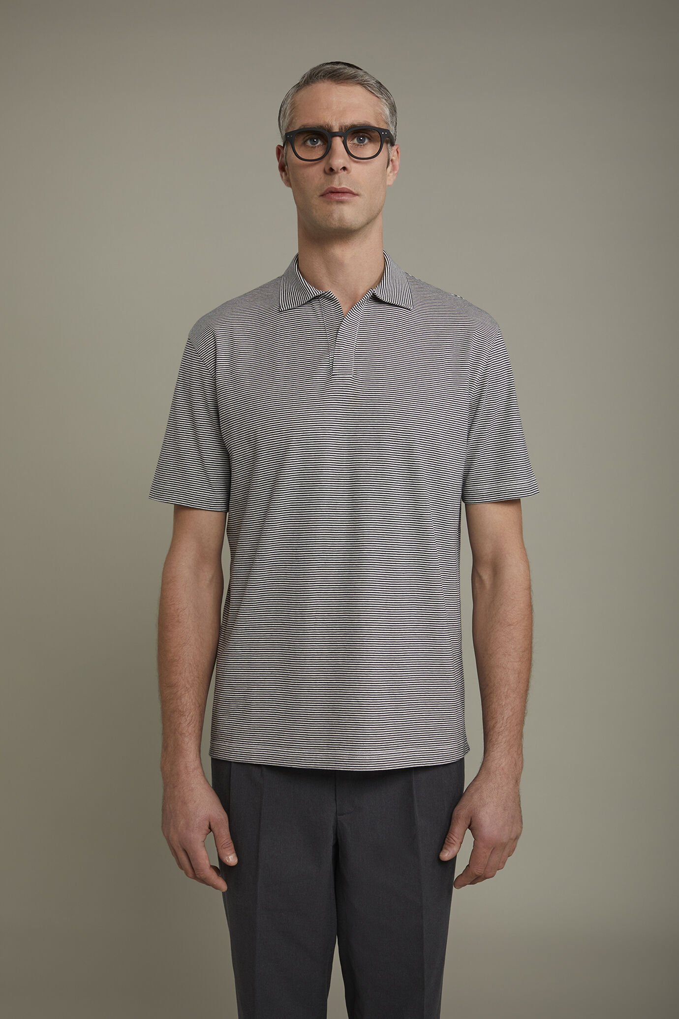 Kurzärmeliges Herren-Poloshirt mit knopflosem Derby-Kragen aus 100 % Baumwolle mit feinen Streifen in normaler Passform image number 2