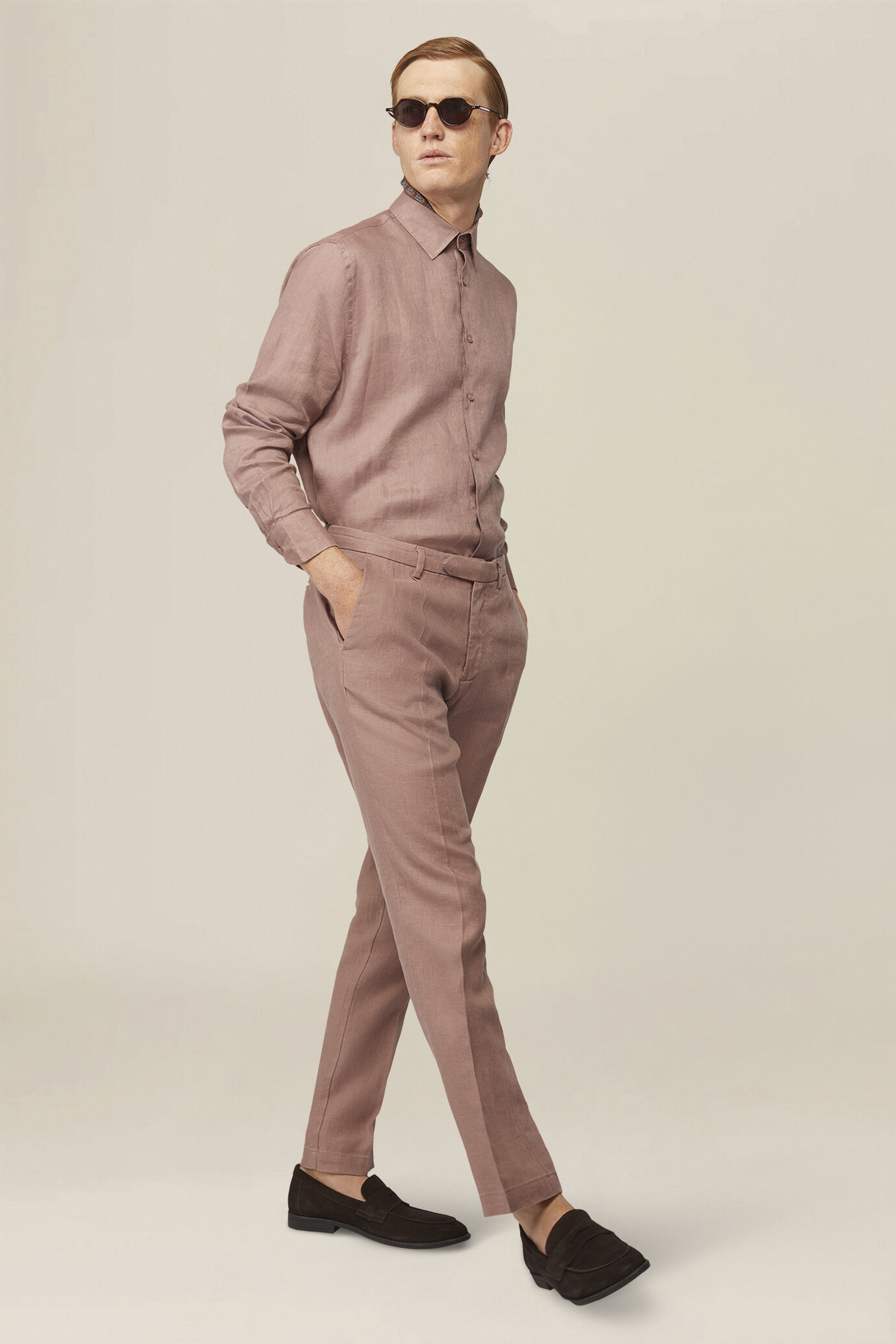 Pantalone uomo 100% lino con due piccole pinces e bottone nascosto image number 0