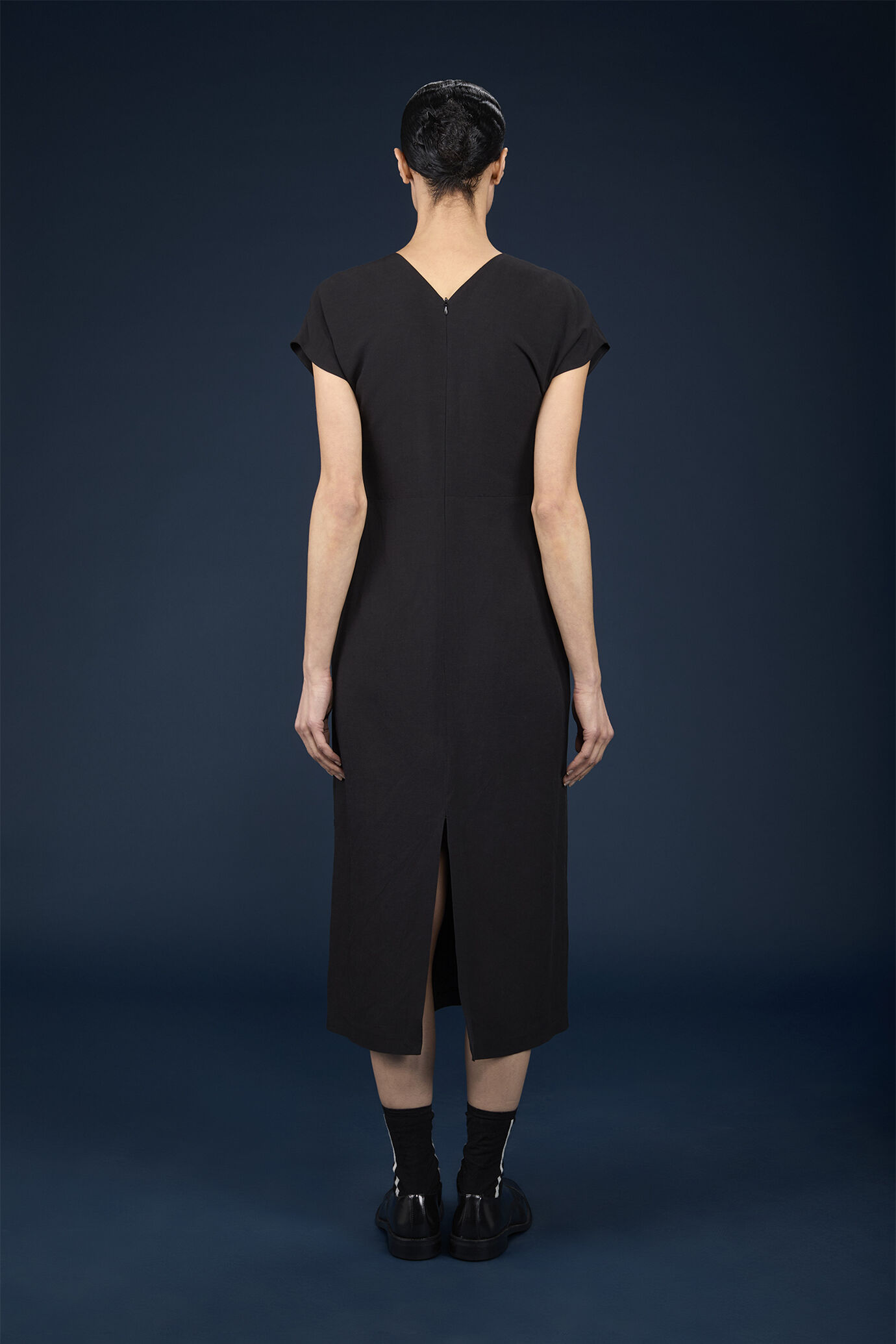 Abito donna lungo con manica a kimono e scollo sul retro image number 2