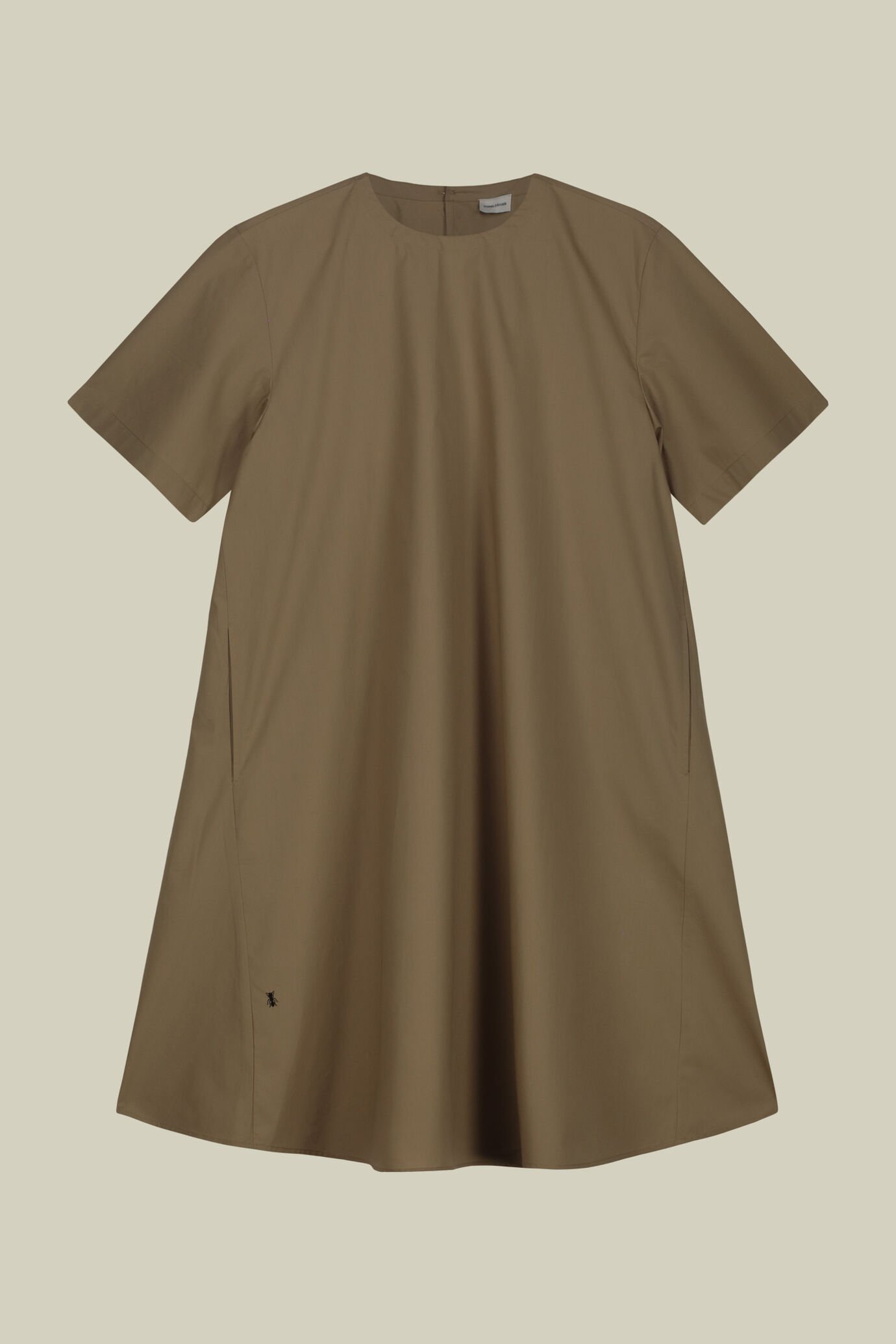 Short flared dress with short sleeves and side pockets image number 4