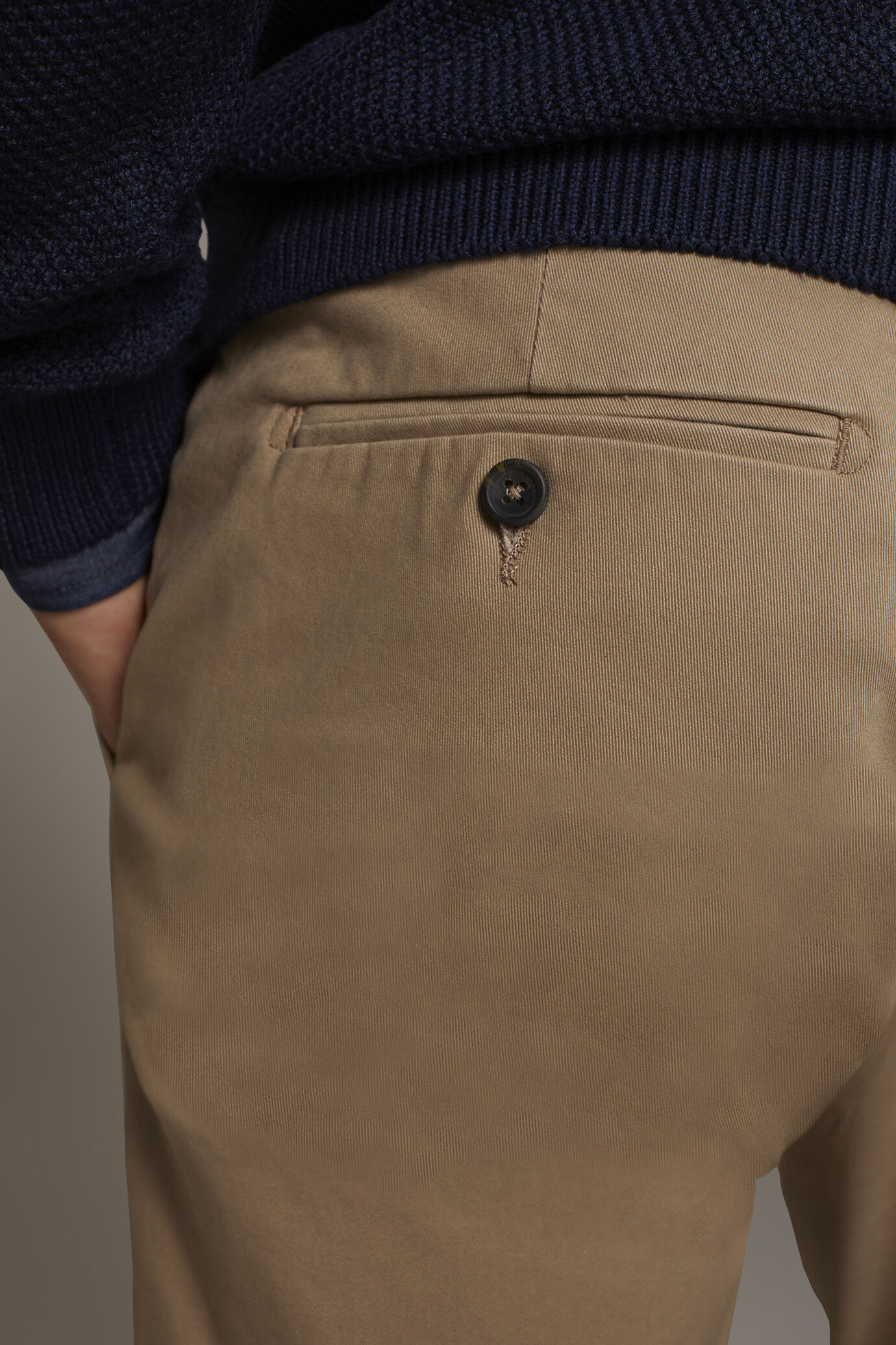 Pantalone chino uomo classico regular fit tessuto twill elasticizzato image number 4