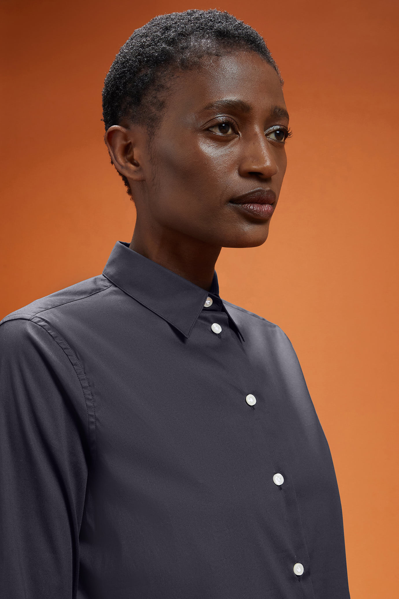 Women's plain classic shirt in a regular fit image number 3