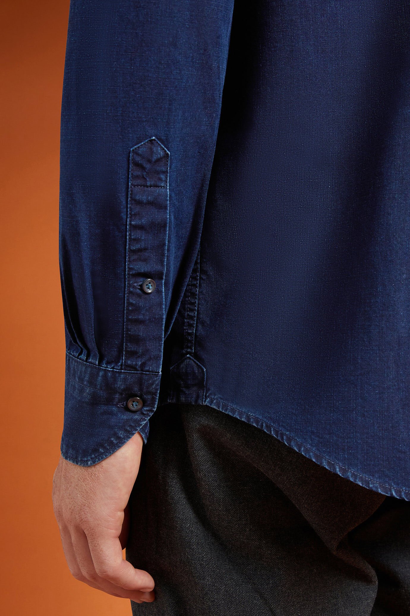 Herren-Freizeithemd mit klassischem Kragen aus 100 % Baumwolle in gewaschenem Chambray-Stoff in bequemer Passform image number 2