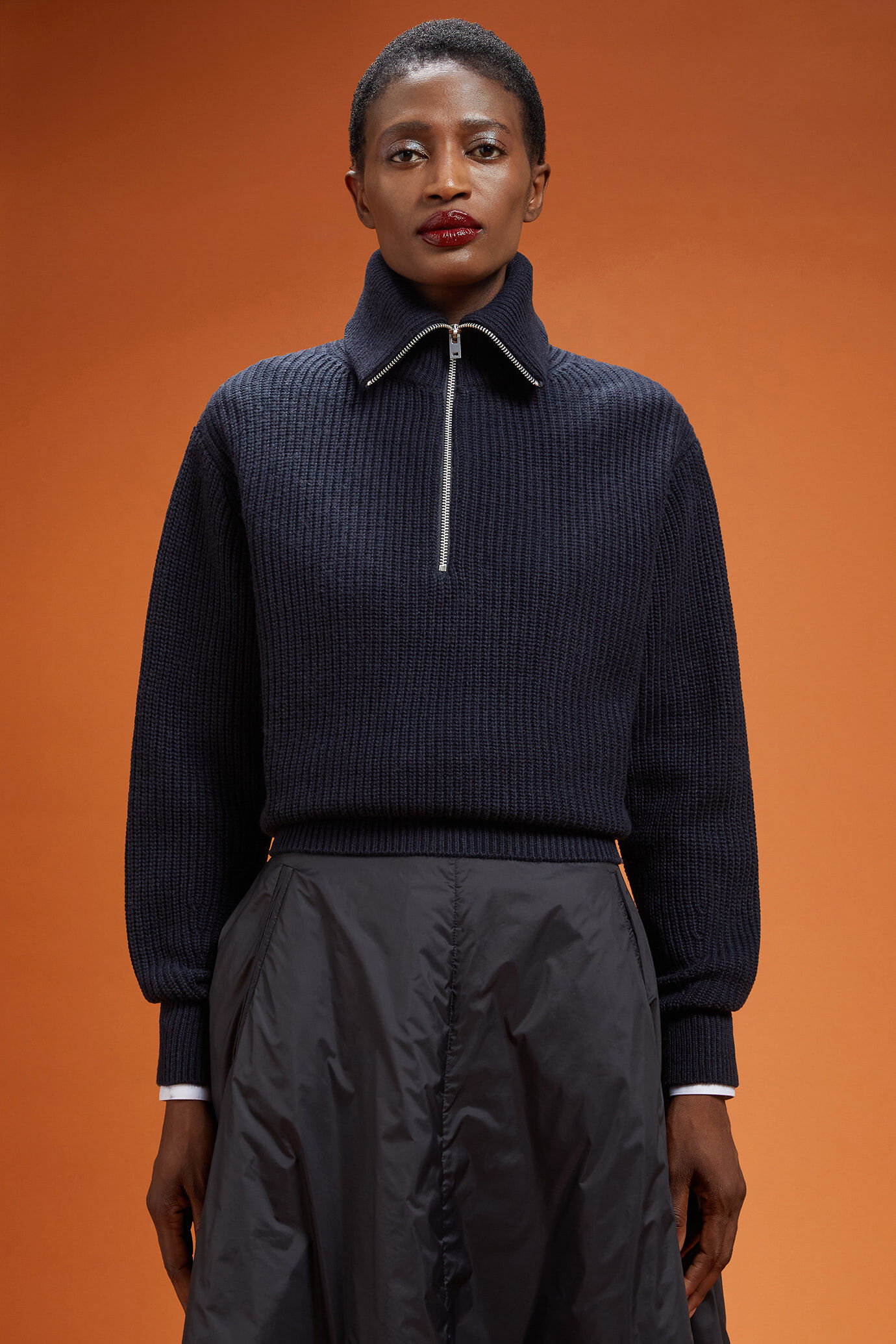 Gestricktes Damen-Poloshirt mit halblangem Reißverschluss in normaler Passform image number 0