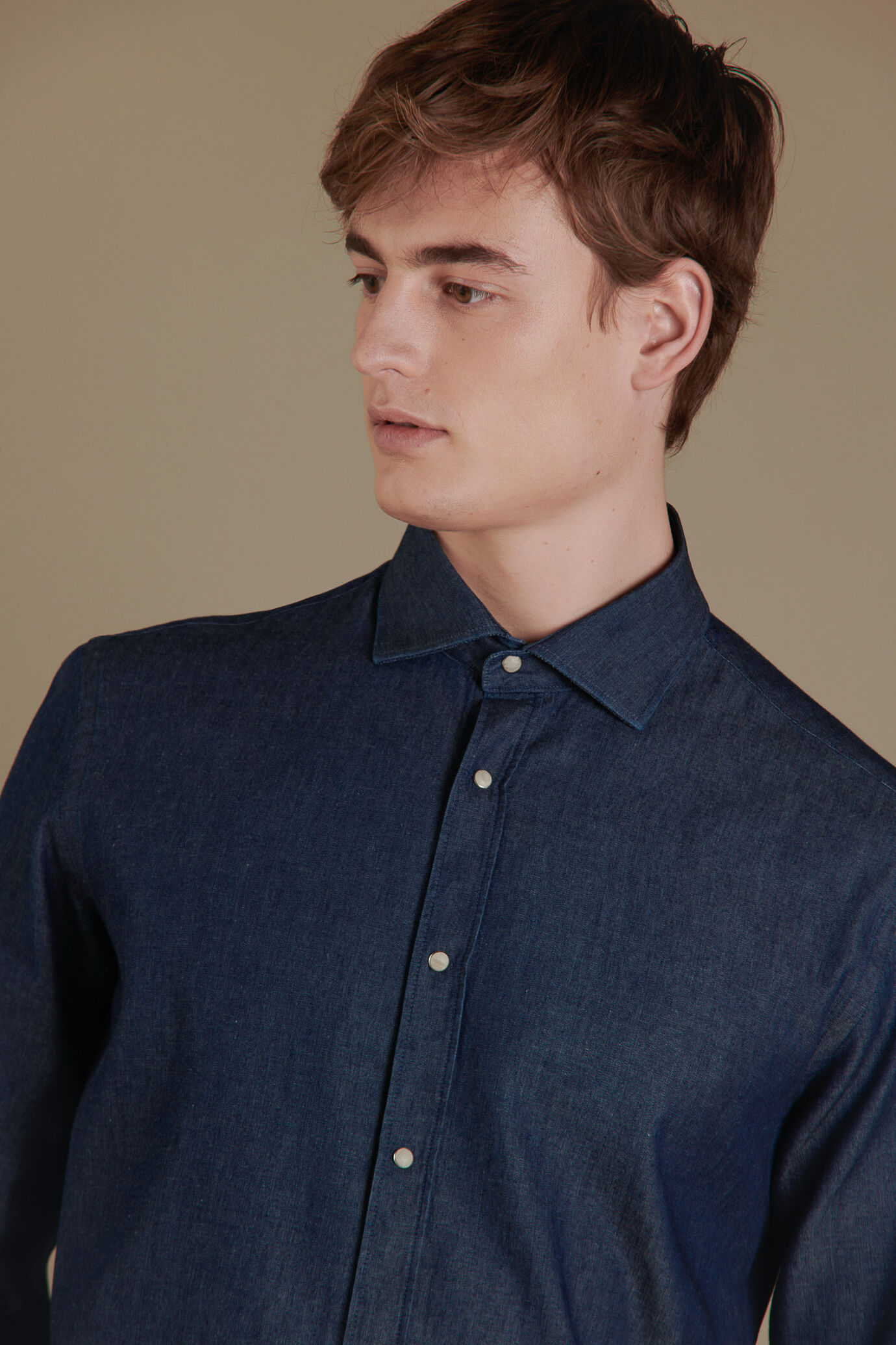 Camicia casual uomo collo francese in cotone dark denim tinta unita image number 2