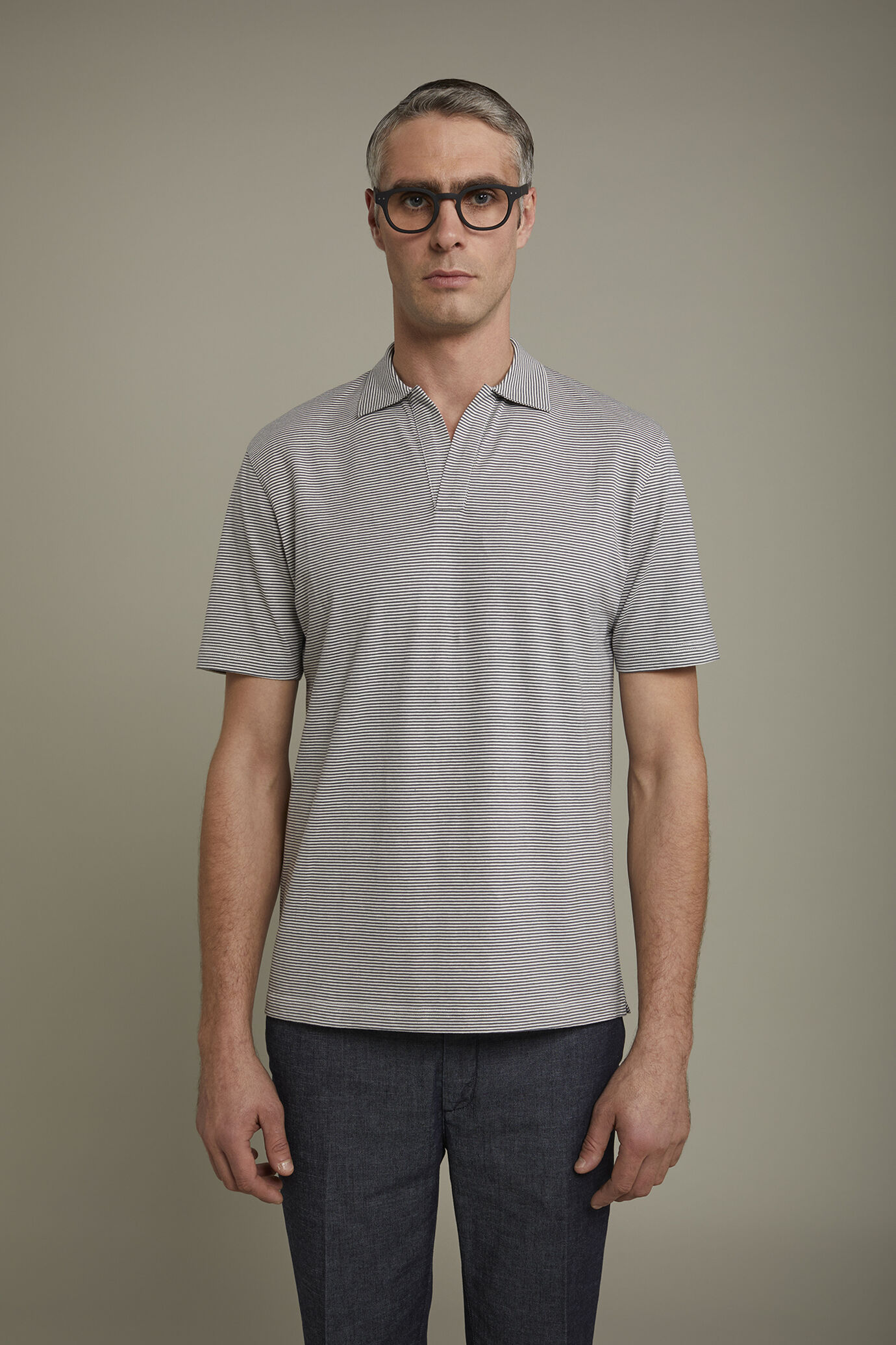 Kurzärmeliges Herren-Poloshirt mit knopflosem Derby-Kragen aus 100 % Baumwolle mit feinen Streifen in normaler Passform image number 2
