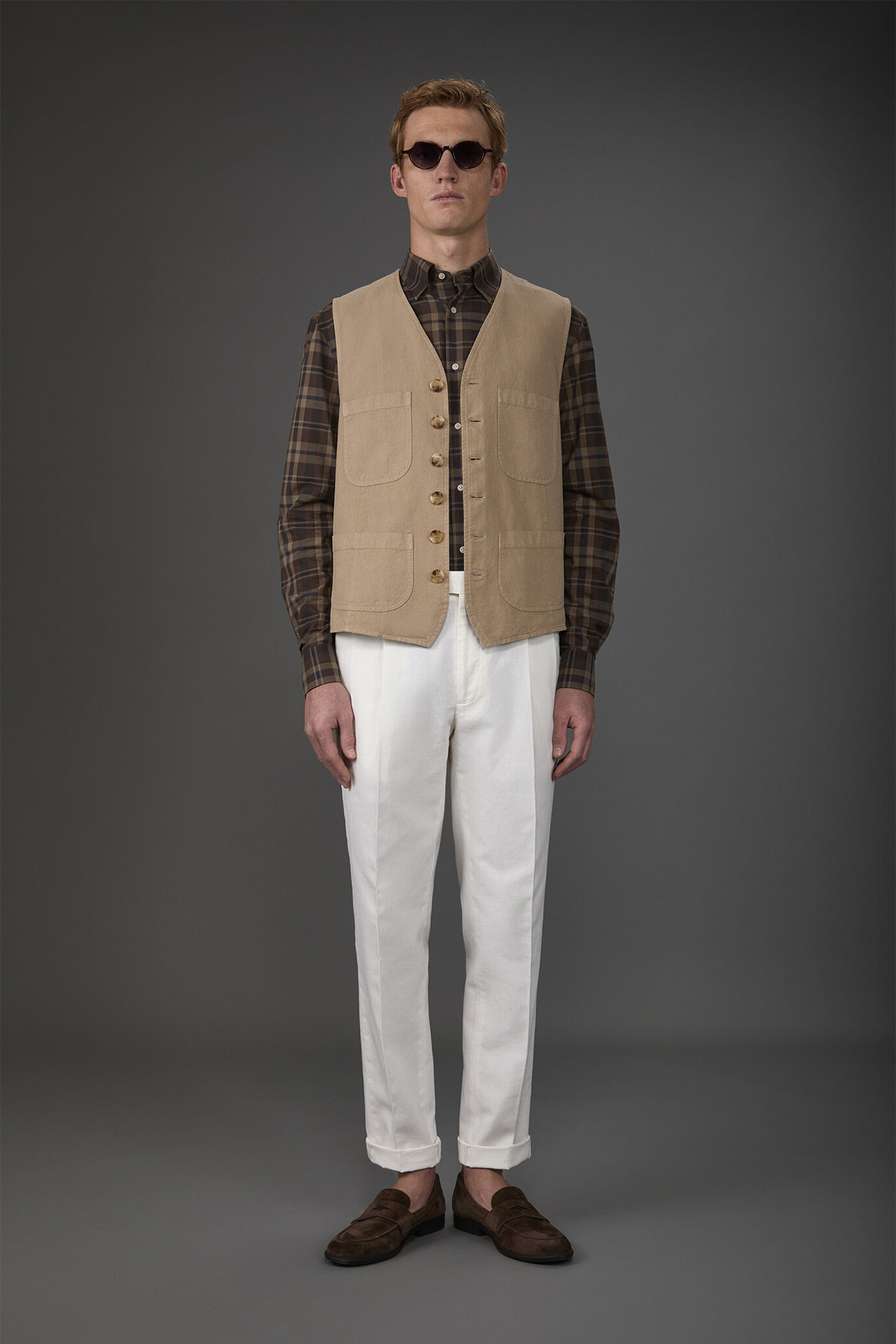 Men's vest with patch pockets and V-neck in linen and cotton blend image number 0