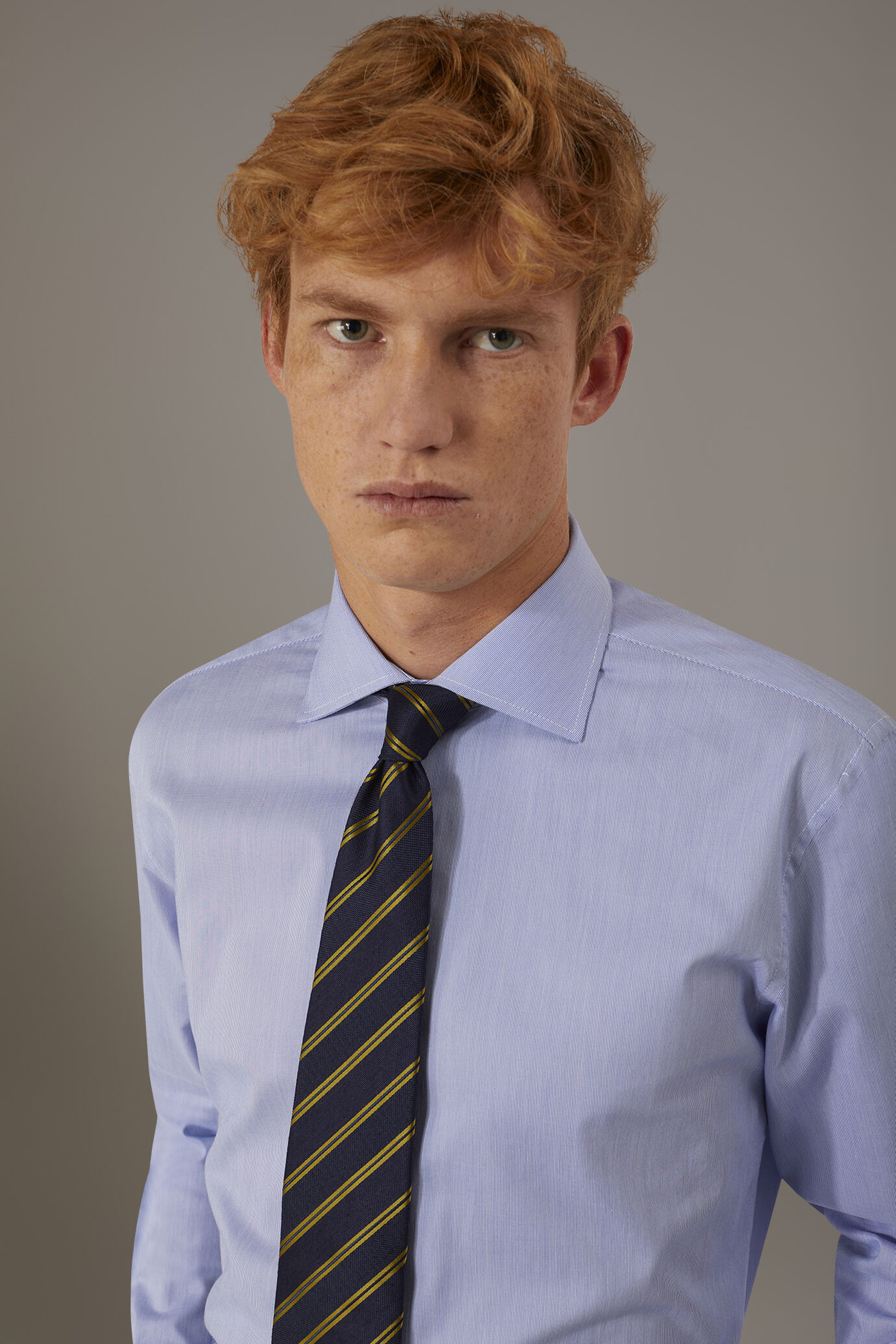 Camicia classica collo francese slim fit tessuto piquet armaturato image number 1