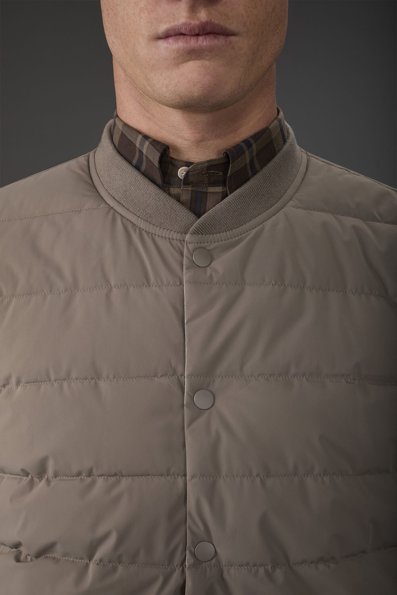 Gilet uomo reversibile bi-colore con imbottitura leggera image number 2