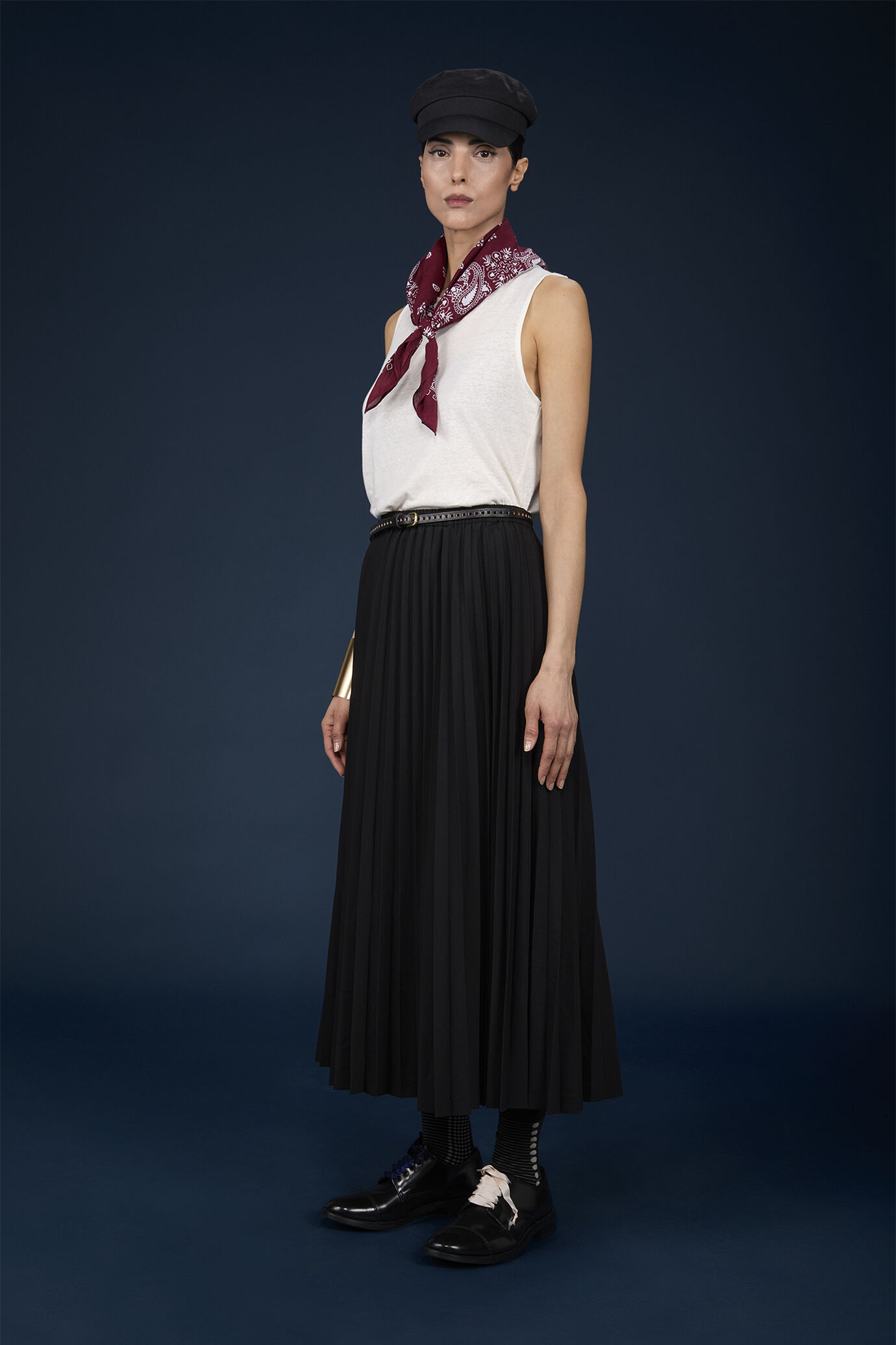 Women's crew-neck sleeveless top