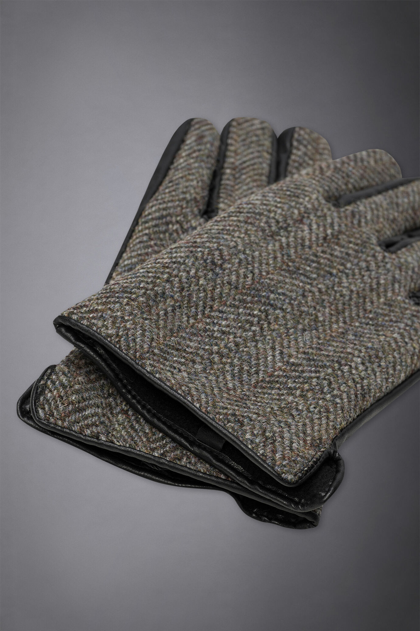 Handschuhe aus 100% englischer Wolle mit Fischgrätenmuster und Kunstleder image number 1
