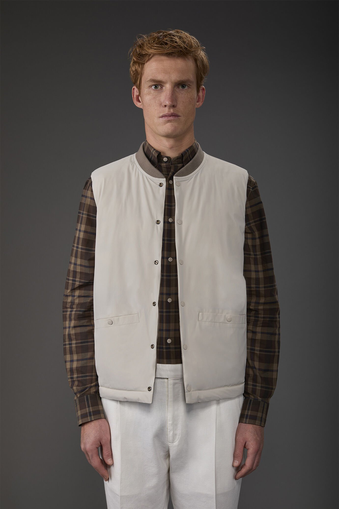 Gilet uomo reversibile bi-colore con imbottitura leggera image number 4