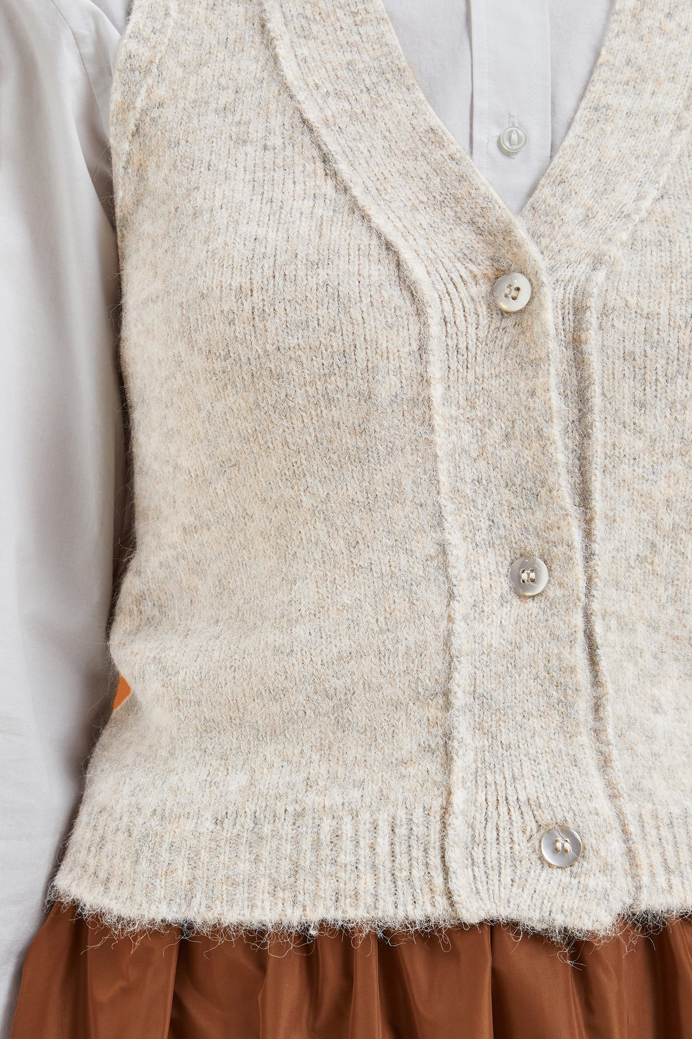 Women's V-neck knitted tank top in a regular fit image number 3