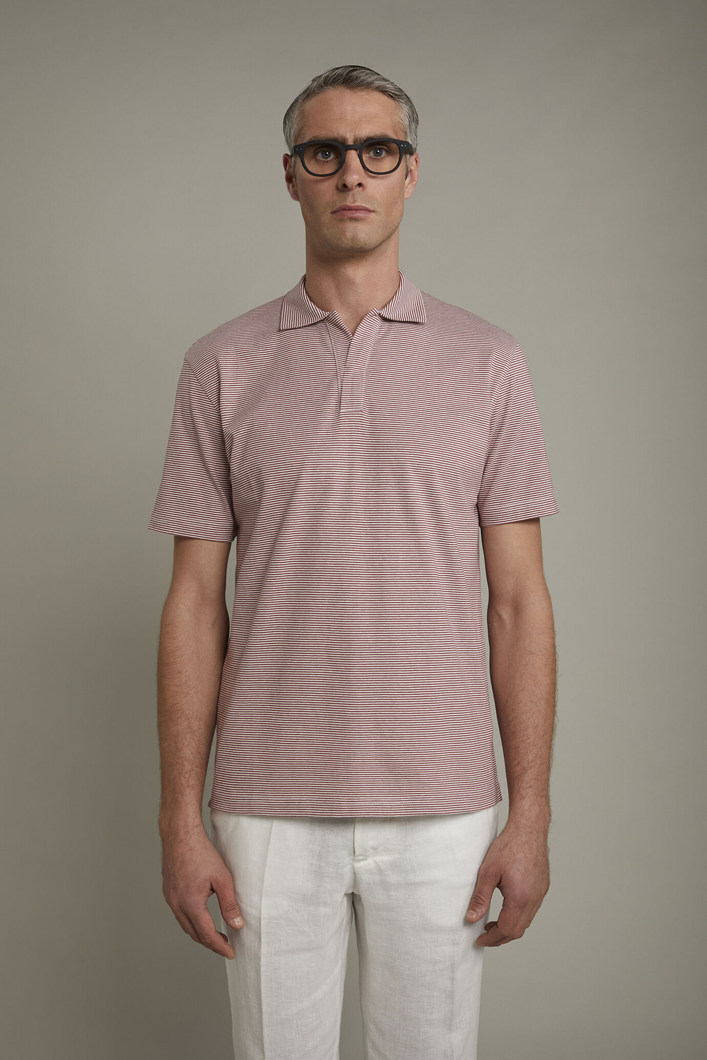 Men’s short sleeve button-less polo shirt with derby collar and thin stripes 100% cotton regular fit image number 2