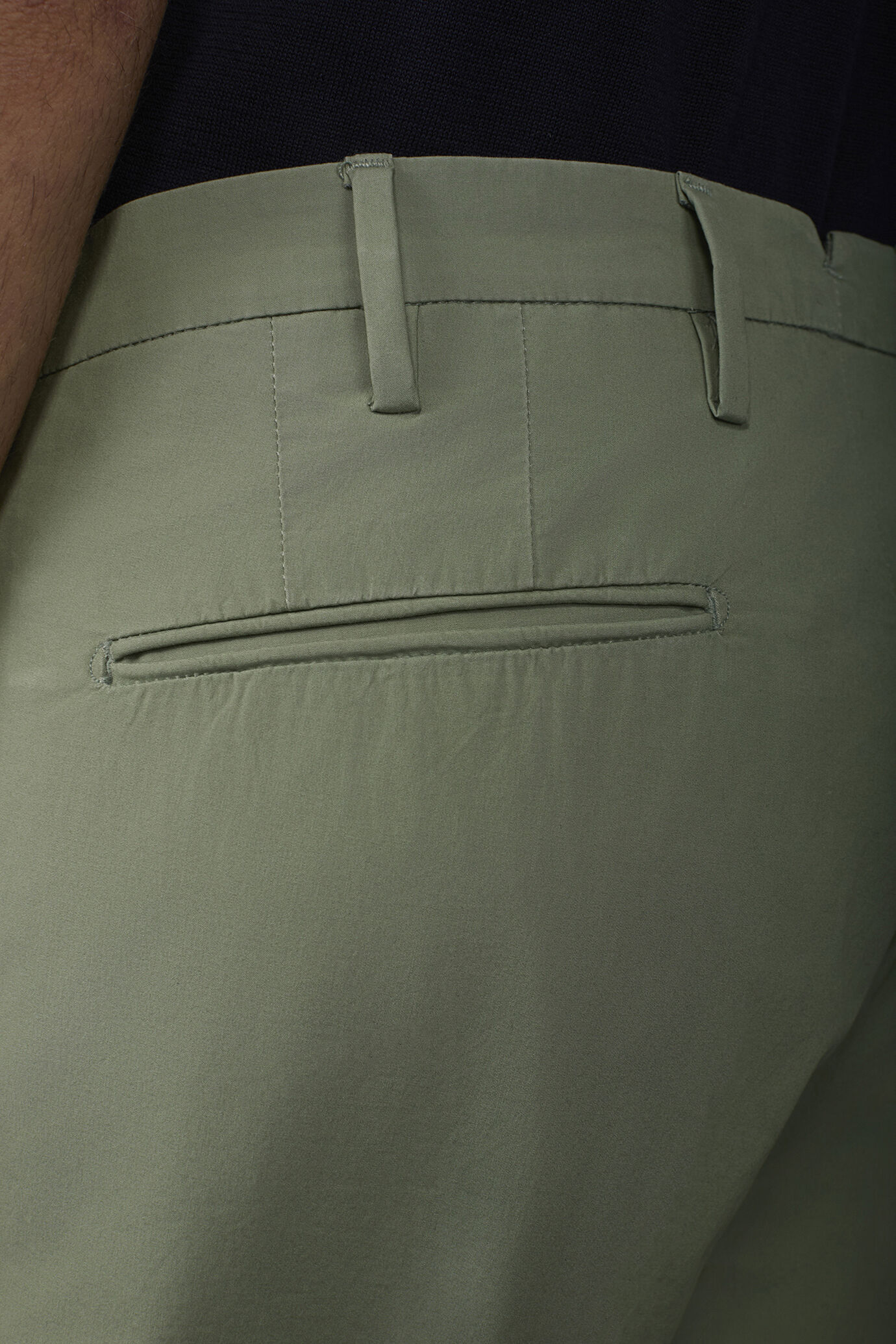 Pantalone uomo in cotone leggero con due piccole pinces e bottone nascosto image number 3