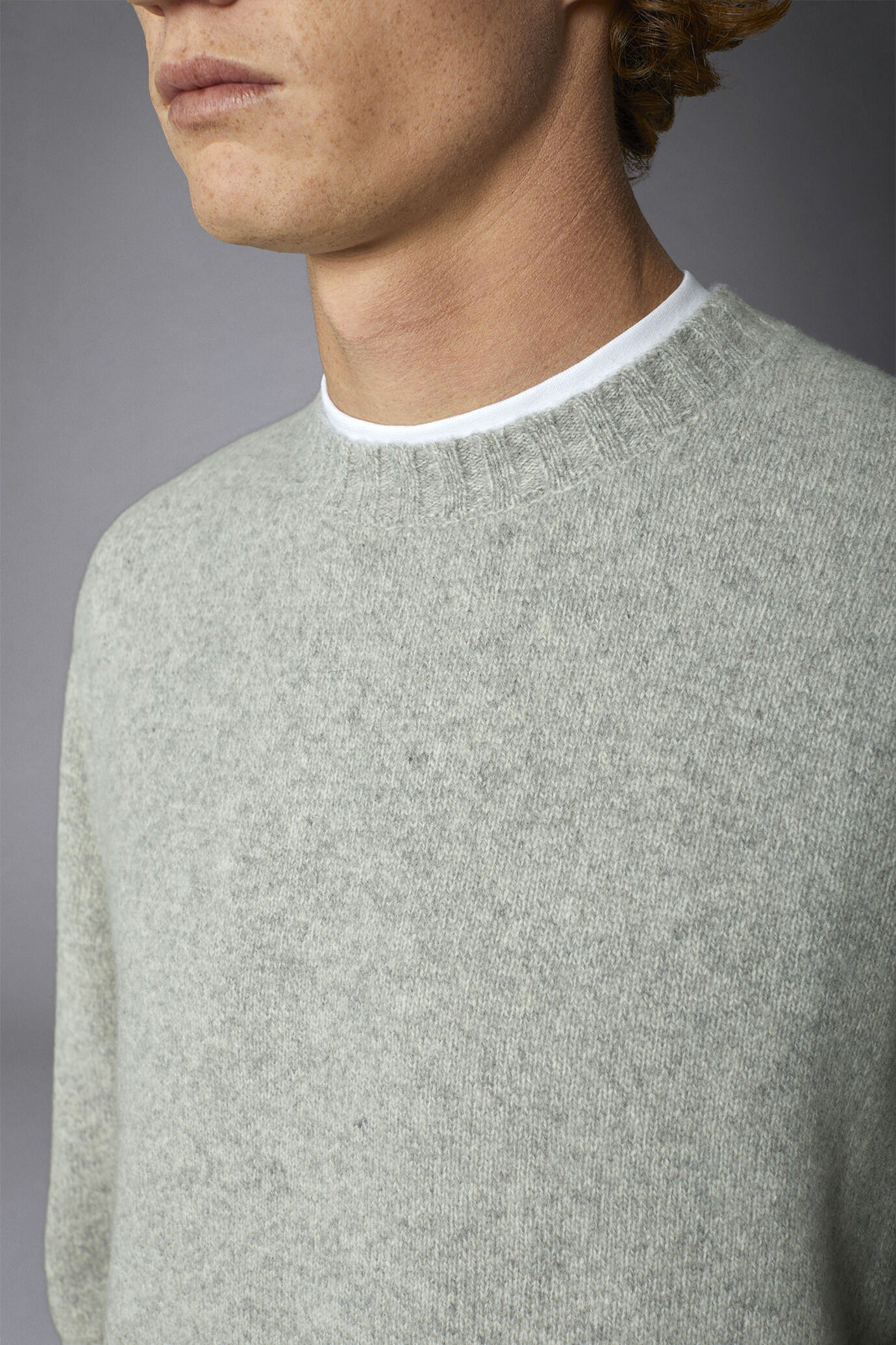 Men's roundneck sweater in lambswool blend regular fit image number 2