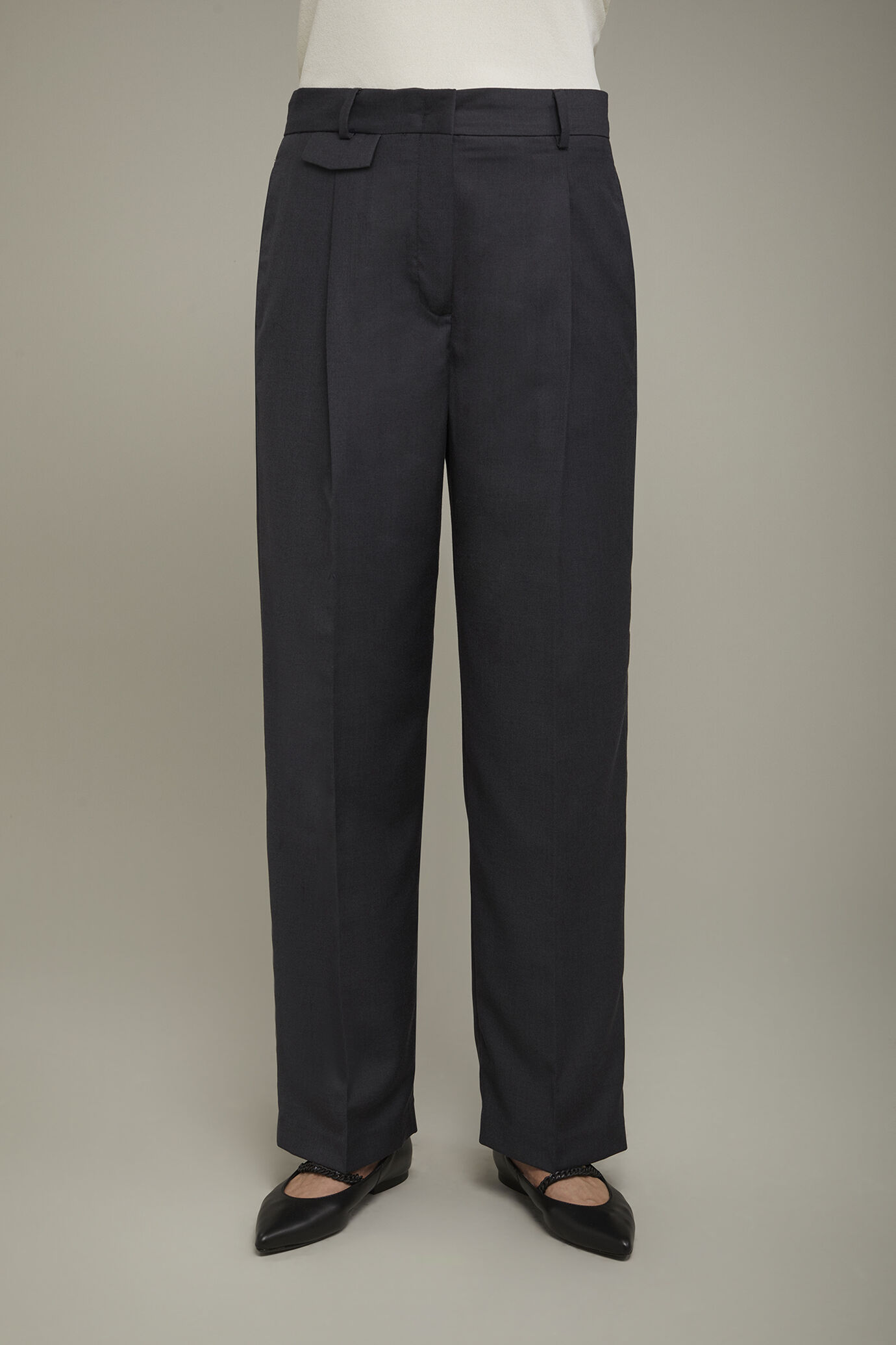 Women's plain pants with elastic on the sides image number 3