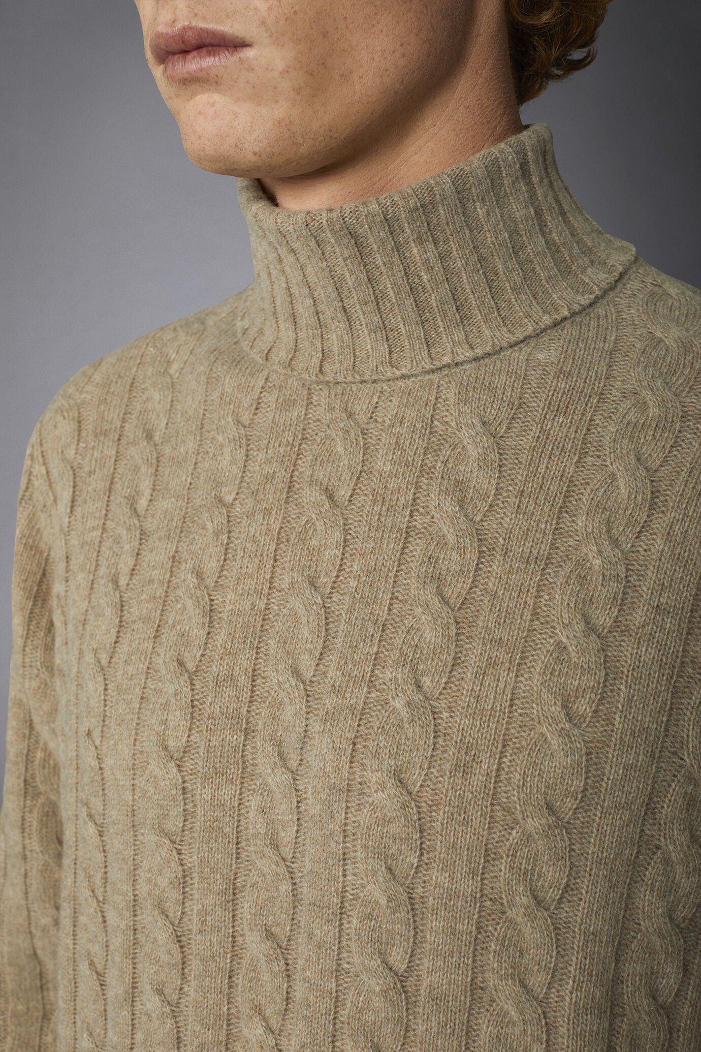 Maglia uomo a trecce collo alto in misto lana lambswool regular fit image number 2