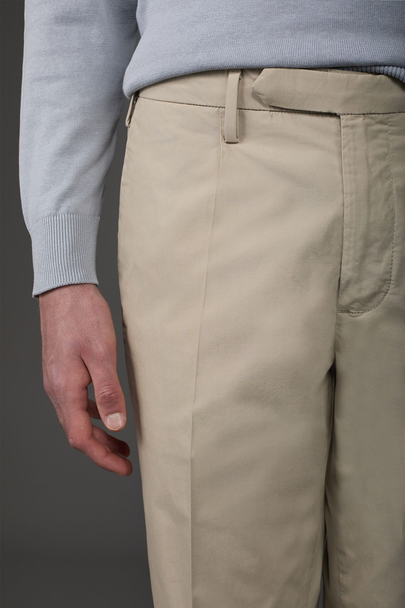 Men's trousers in light cotton with two small pleats and concealed button image number 2