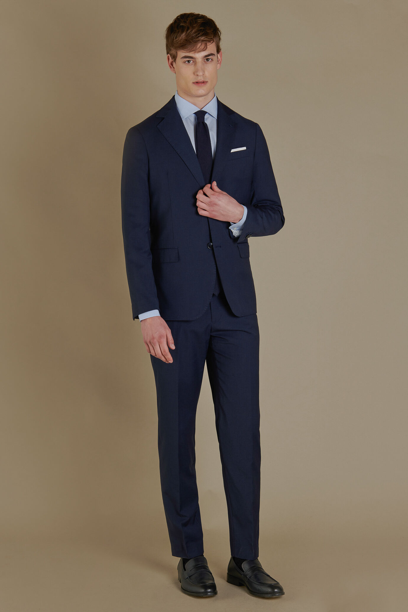 Single breasted suit with classic lapel image number 0