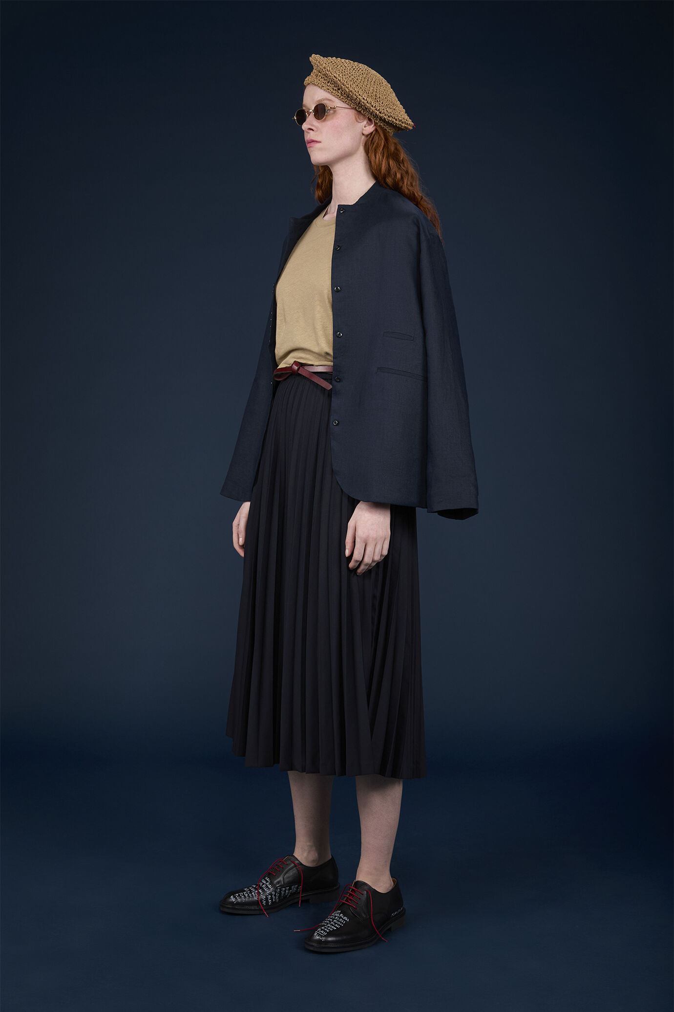 Women's regular fit plain pleated skirt with embroidery on the inside image number 0
