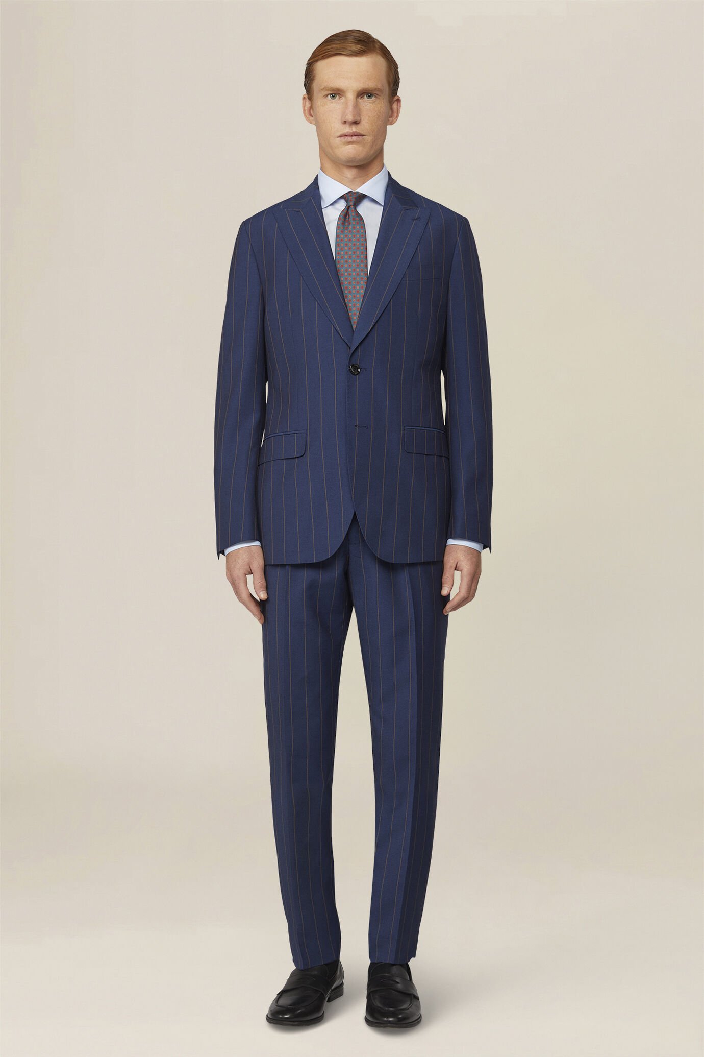 Abito uomo tessuto gessato con pantaloni doppia pince e giacca con collo a lancia image number 1