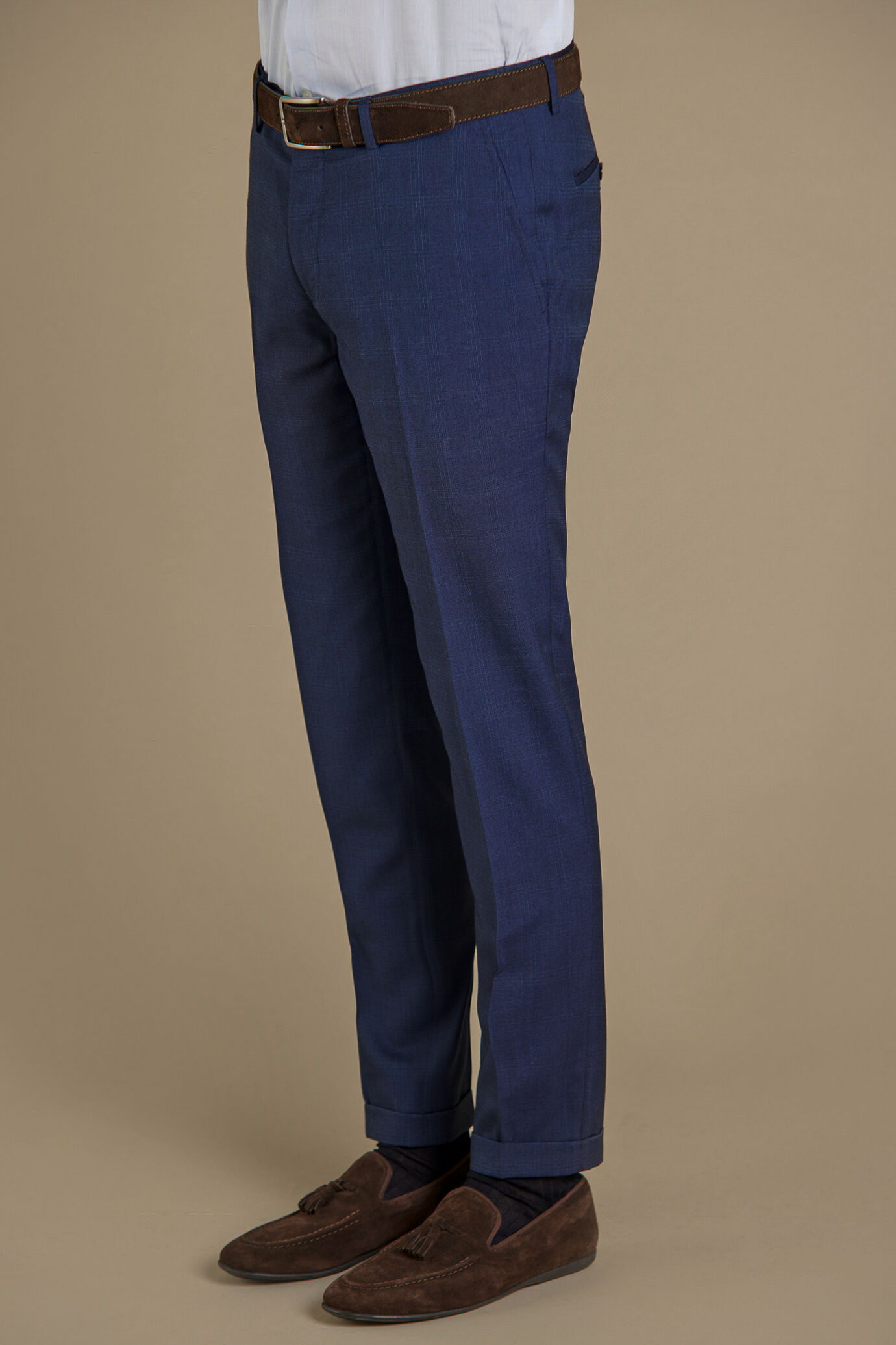 Abito monopetto uomo finestrato tono su tono pantalone con risvolto image number 4