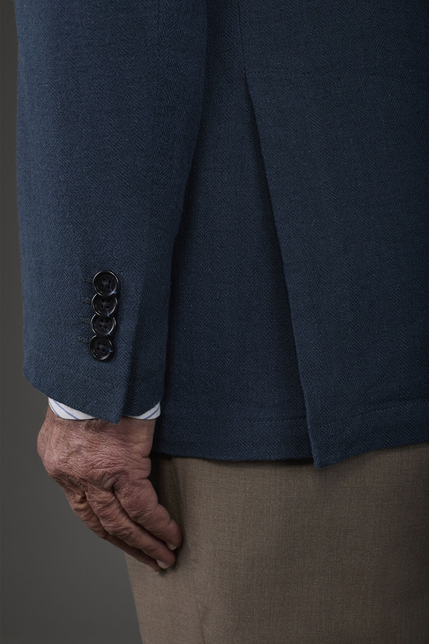 Giacca uomo sfoderata monopetto con rever a lancia e tasche a pattina misto lino e cotone image number 3