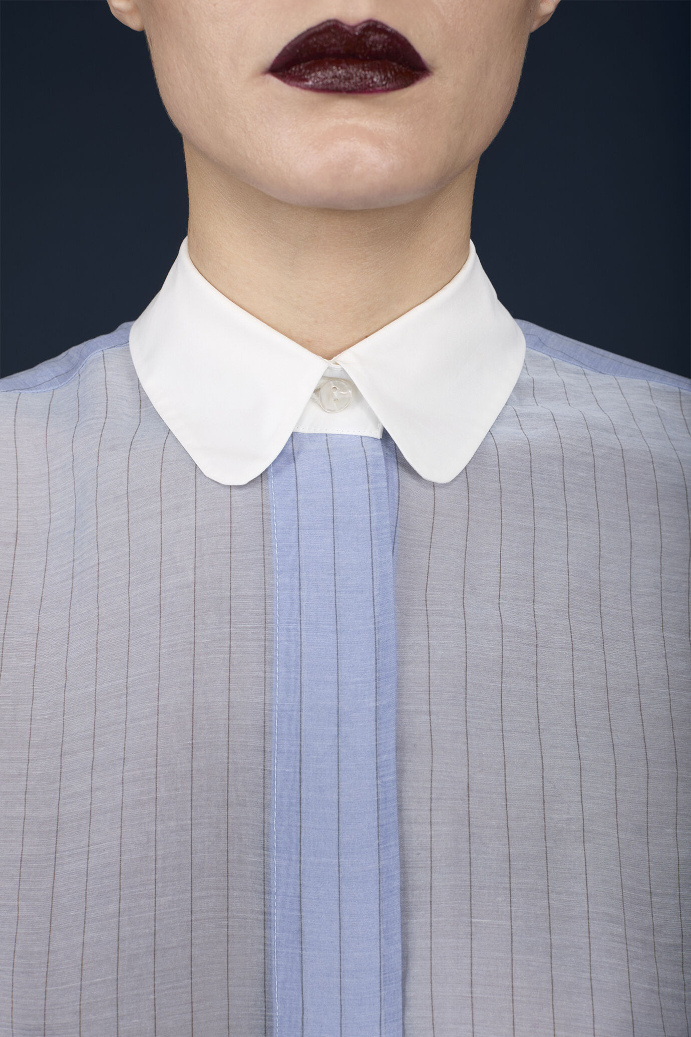 Camicia donna oversized con collo in unito in tessuto trasparente a righe image number 2