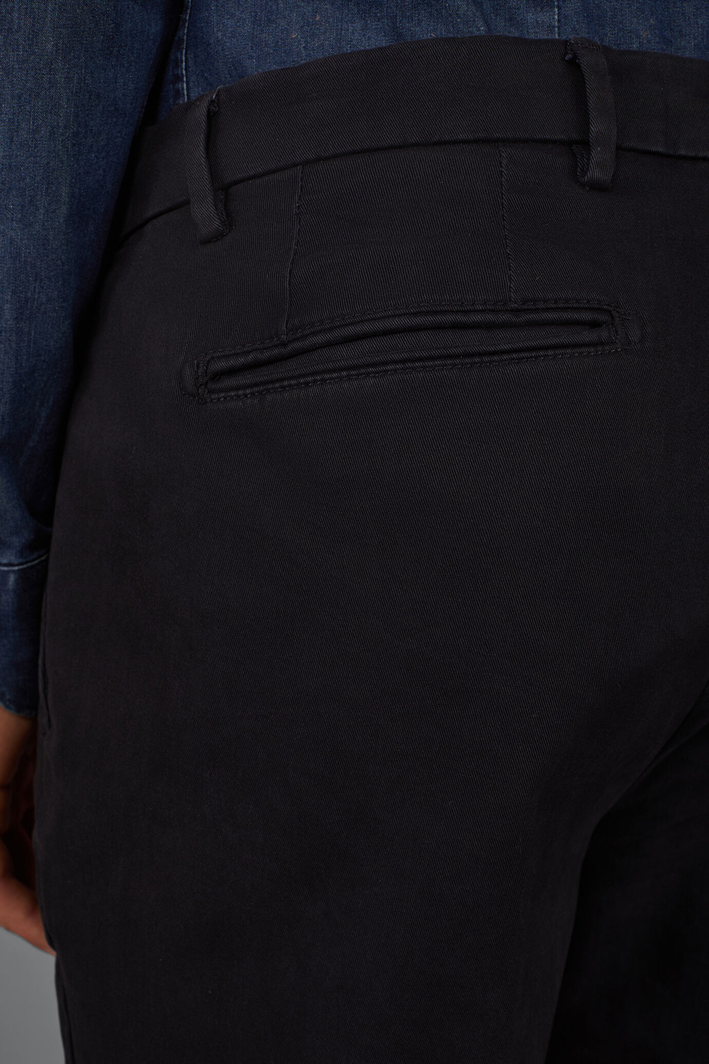 Classic men's chinos in regular fit with stretch twill construction image number 3