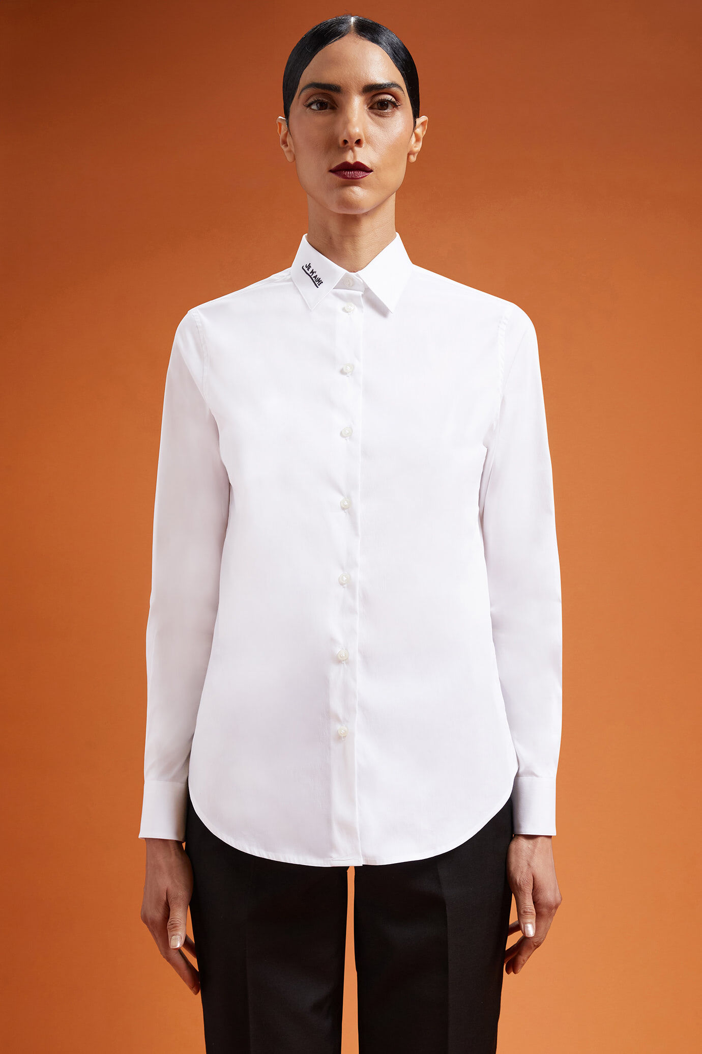 Einfarbiges Freizeithemd f&uuml;r Damen mit &ldquo;Je M'aime"-Stickerei in normaler Passform image number 0