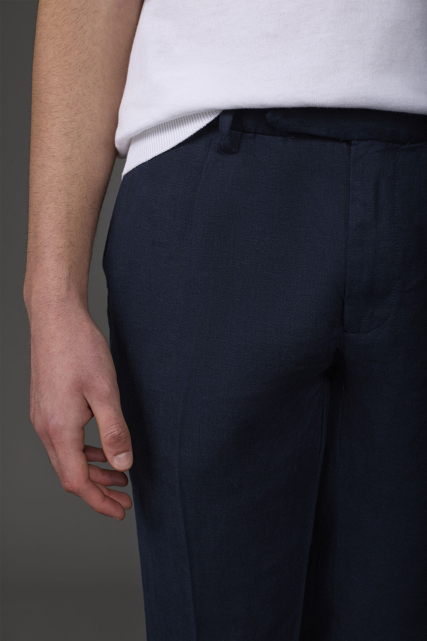 Herrenhose mit 100% Leinen zwei kleinen Bügelfalten und verdeckter Knopfleiste image number 2