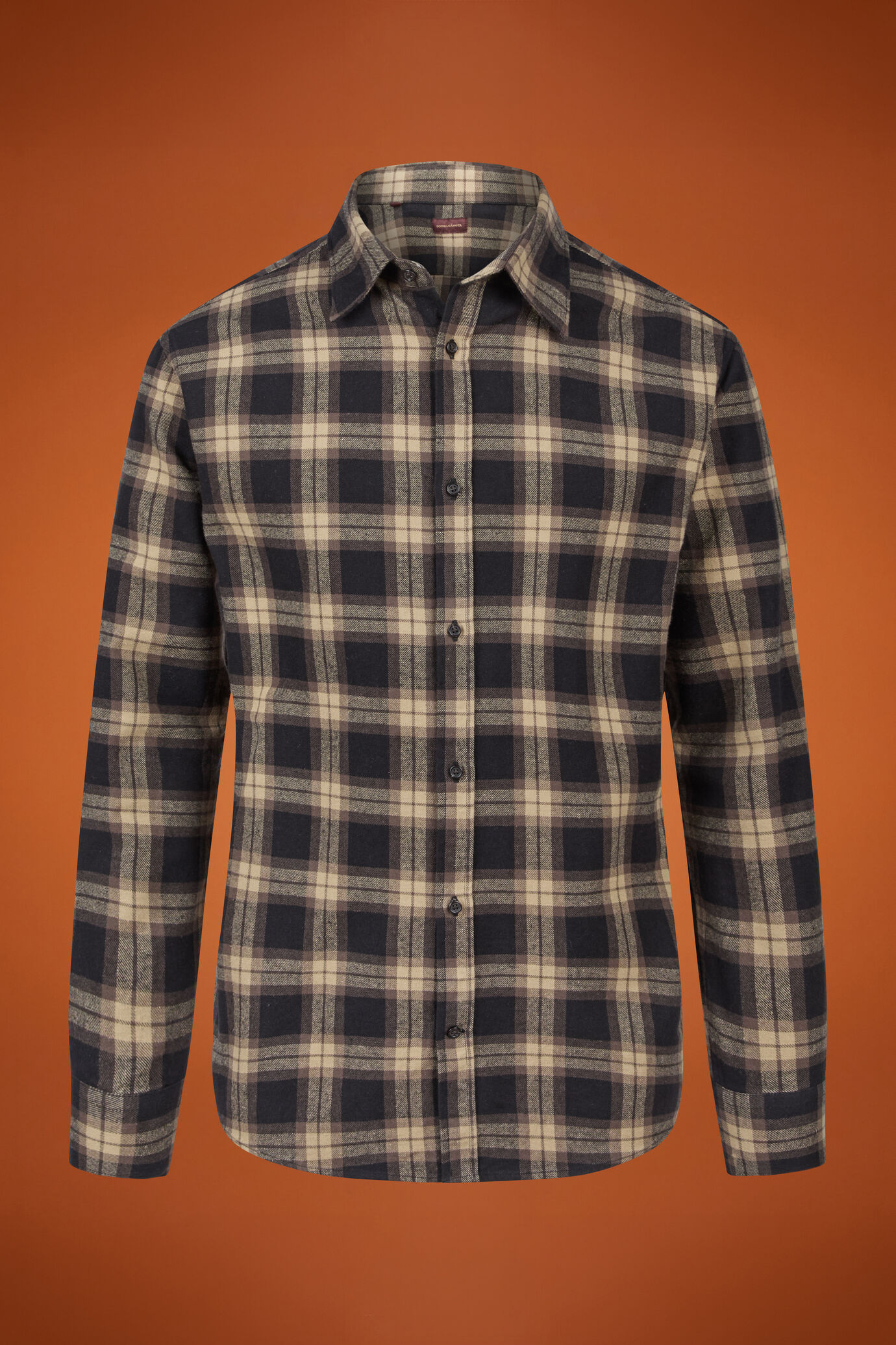 Men's comfort fit casual shirt with a classic collar in 100% cotton checked flannel