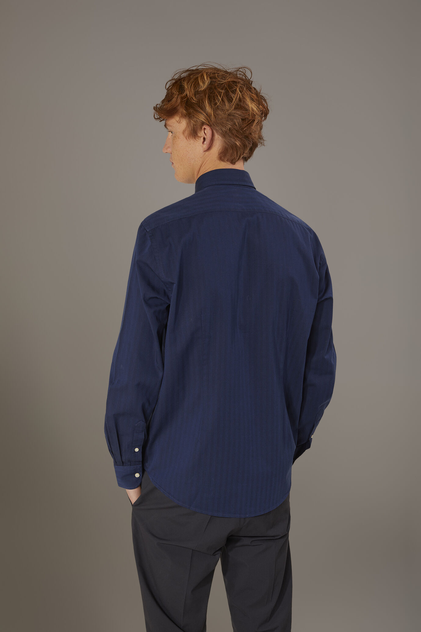 Camicia classica lavata con collo francese comfort fit tessuto indigo spinato image number 2