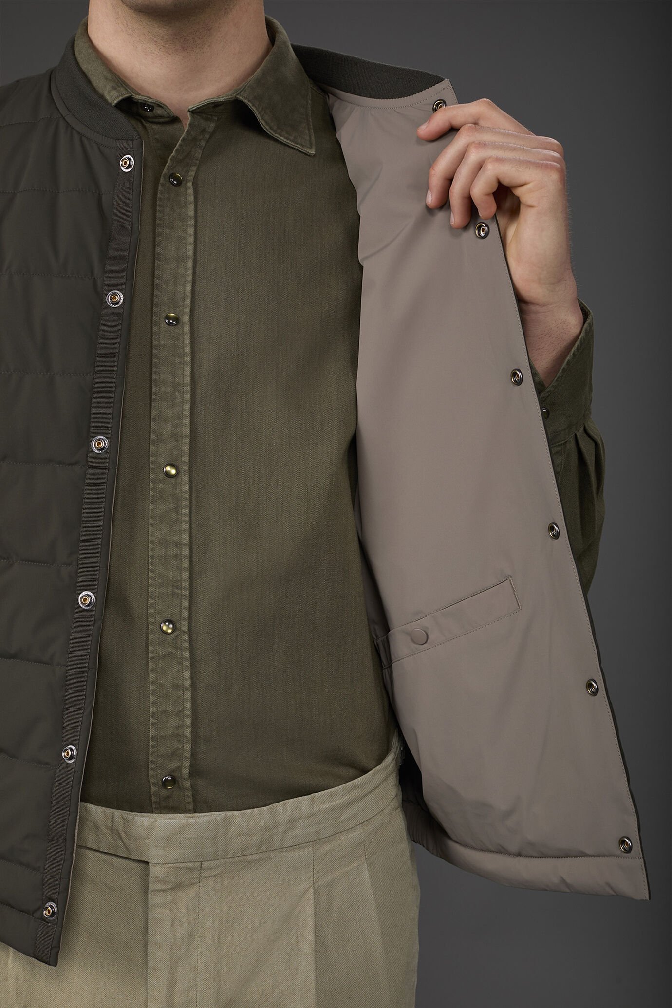 Men's reversible two-colour sleeveless vest with light padding image number 3