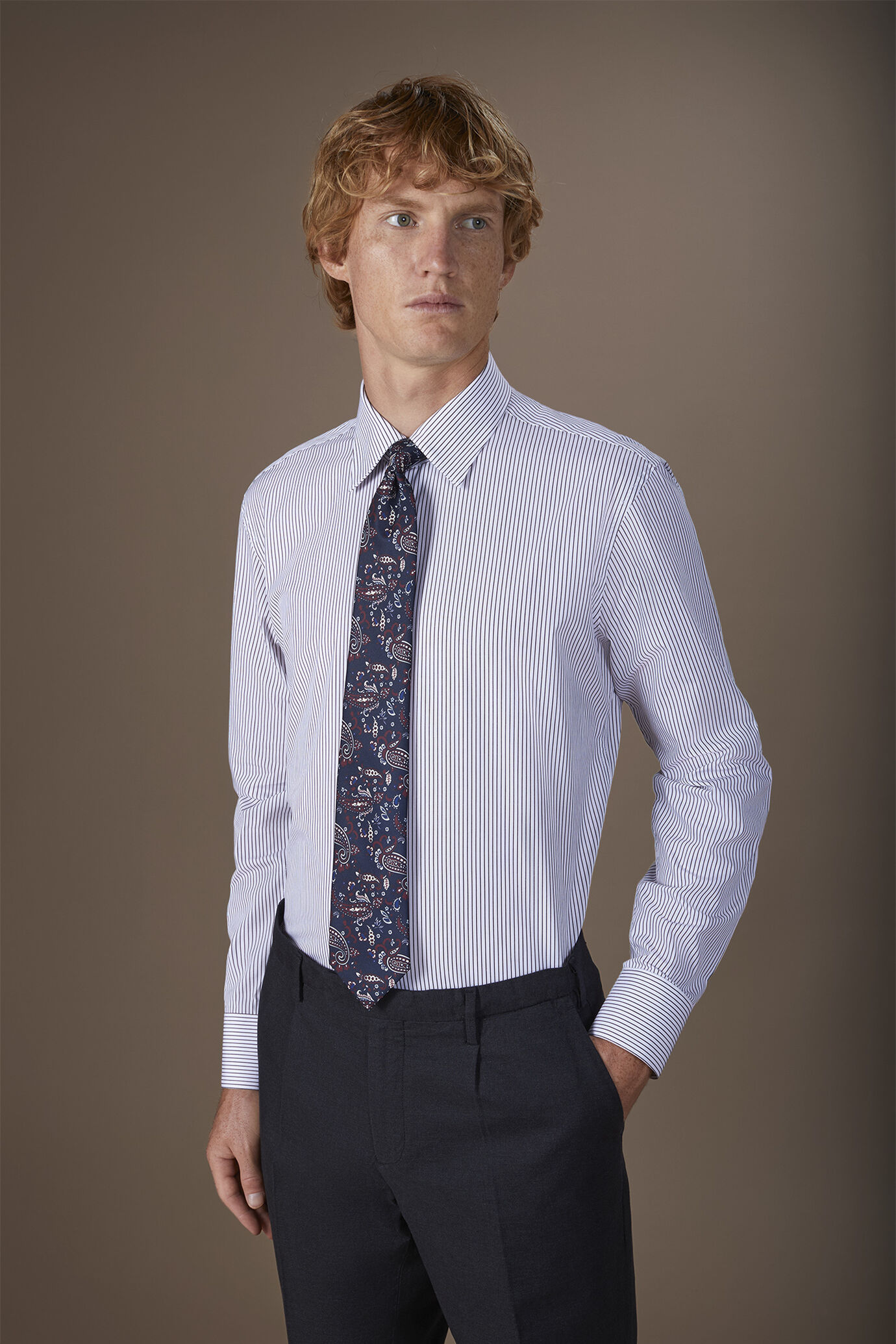 Camicia uomo collo francese adatta ai gemelli in 100% cotone con riga larga image number 0