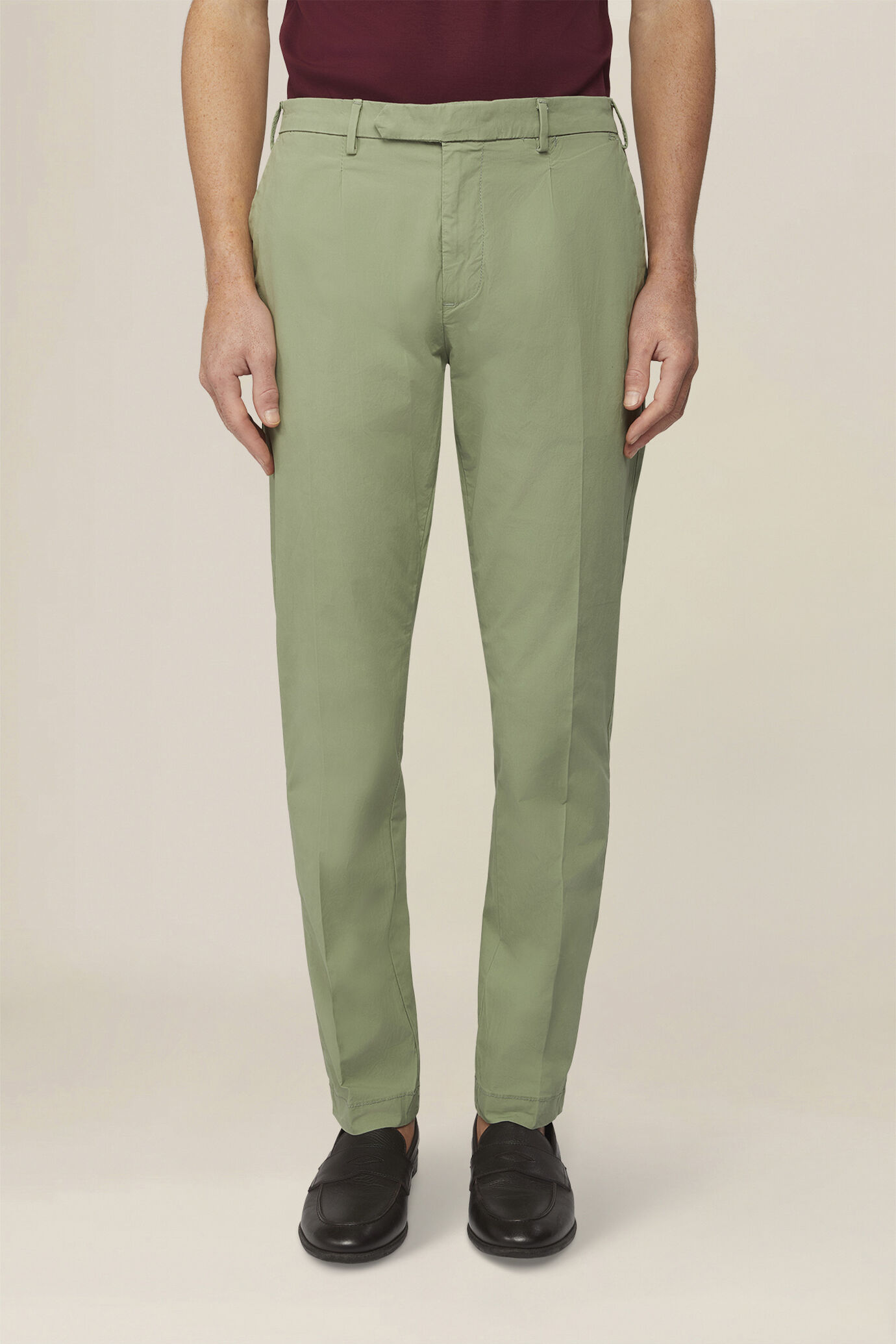 Pantalon homme avec deux petits plis et bouton cach&eacute; image number 1