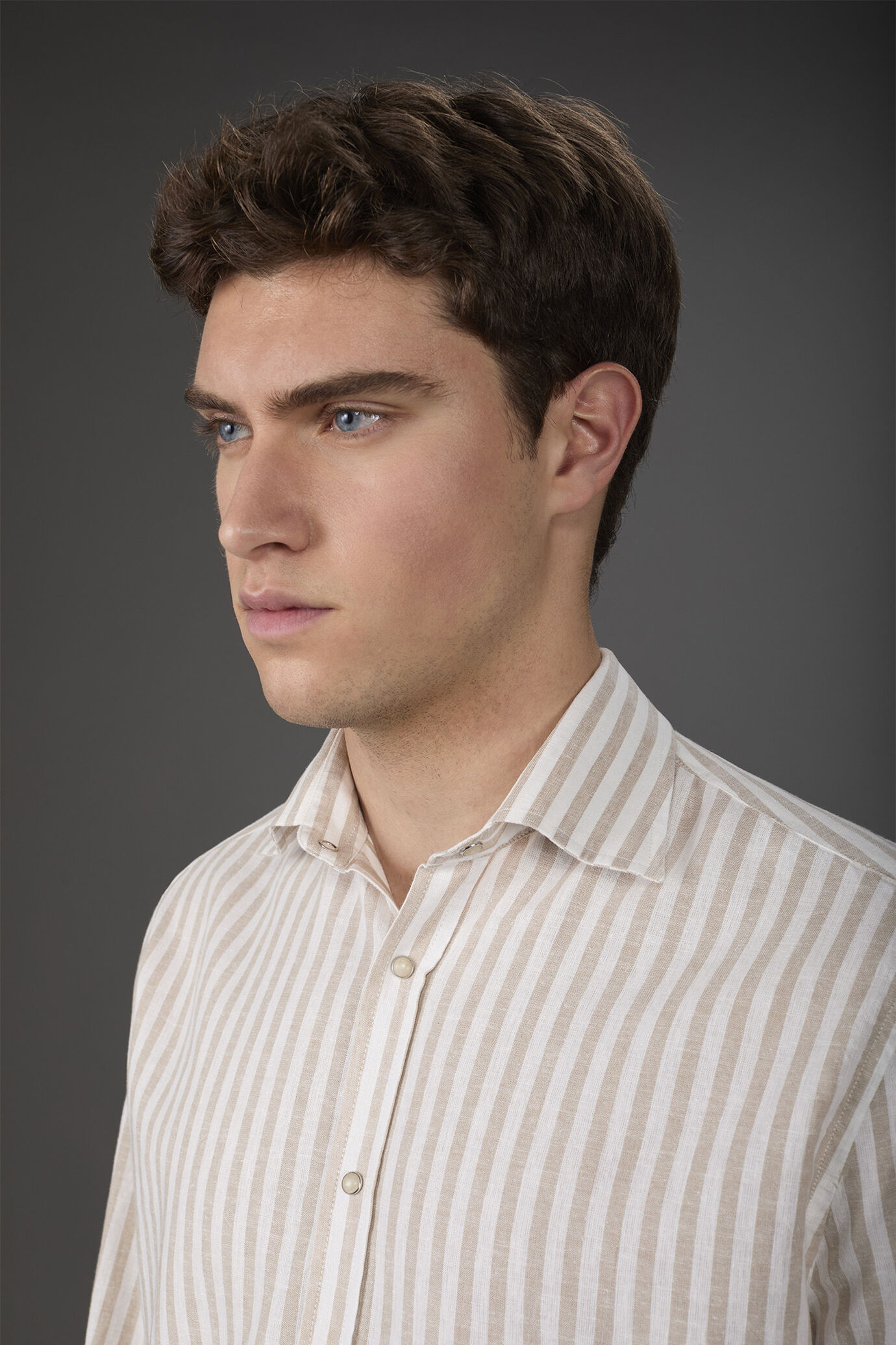 Chemise homme d&eacute;contract&eacute;e &agrave; col fran&ccedil;ais en lin et coton lav&eacute; et ray&eacute; image number 1