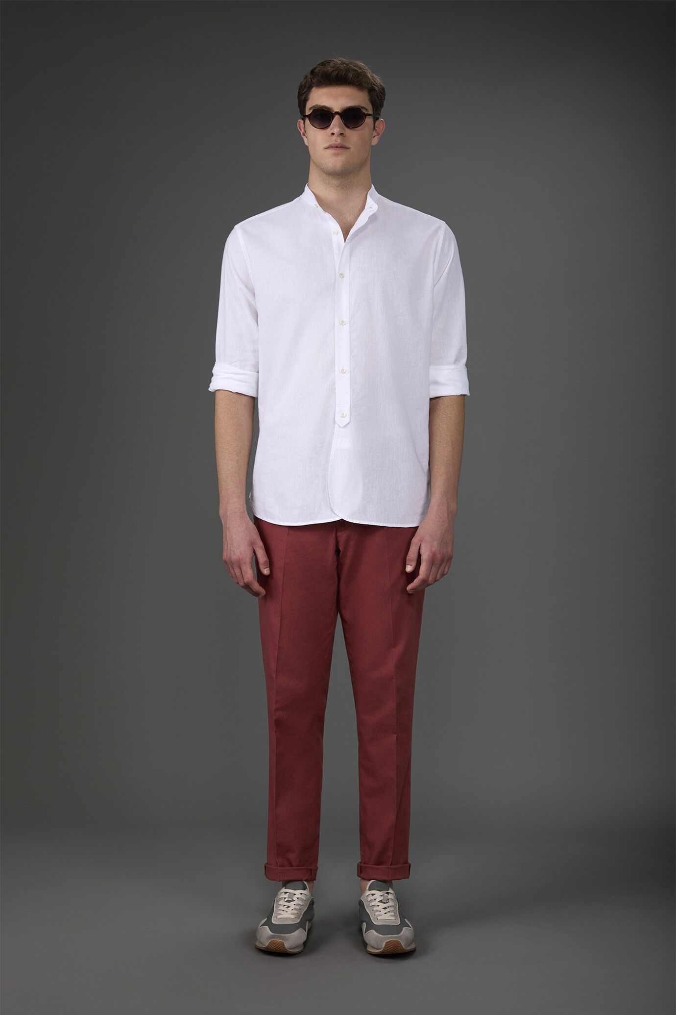 Men's trousers with two small pleats and elastane in the back waistband