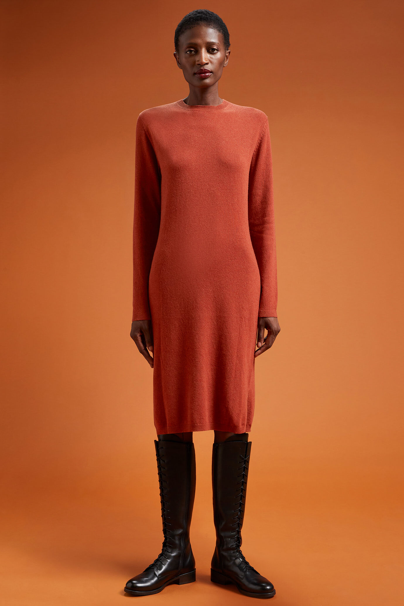 Damen-Strickkleid mit Rundhalsausschnitt und Seitenschlitzen in normaler Passform image number 0
