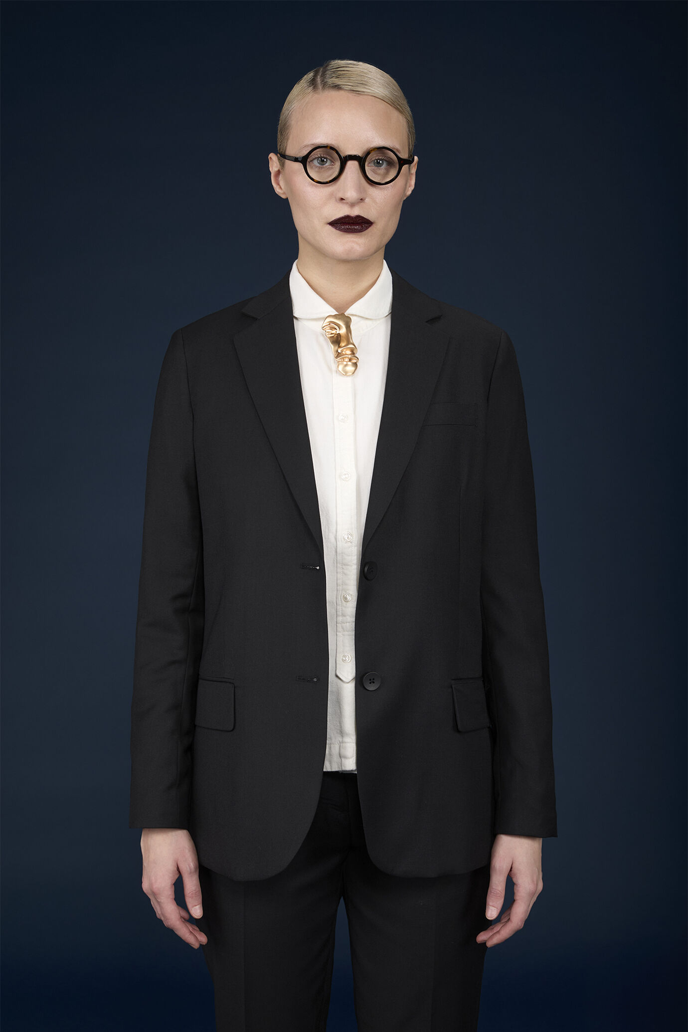 Women's regular fit plain single-breasted jacket with two buttons image number 1